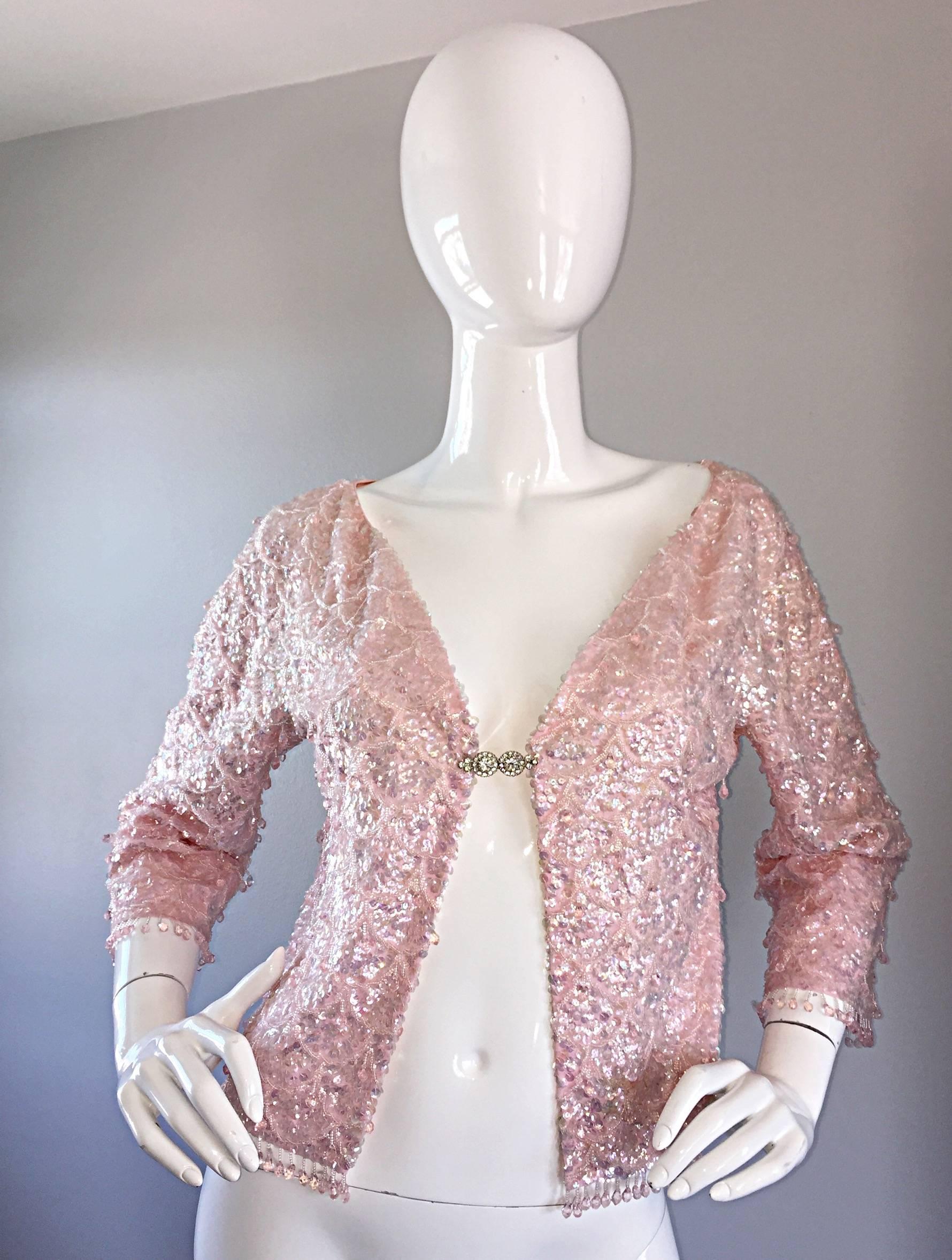 Joli cardigan vintage des années 50 en soie rose pâle pailletée et perlée. Les paillettes et les perles sont cousues à la main sur toute la surface. Perles roses pendantes tout au long du vêtement, à l'ourlet et au bord des manches. Fermeture en