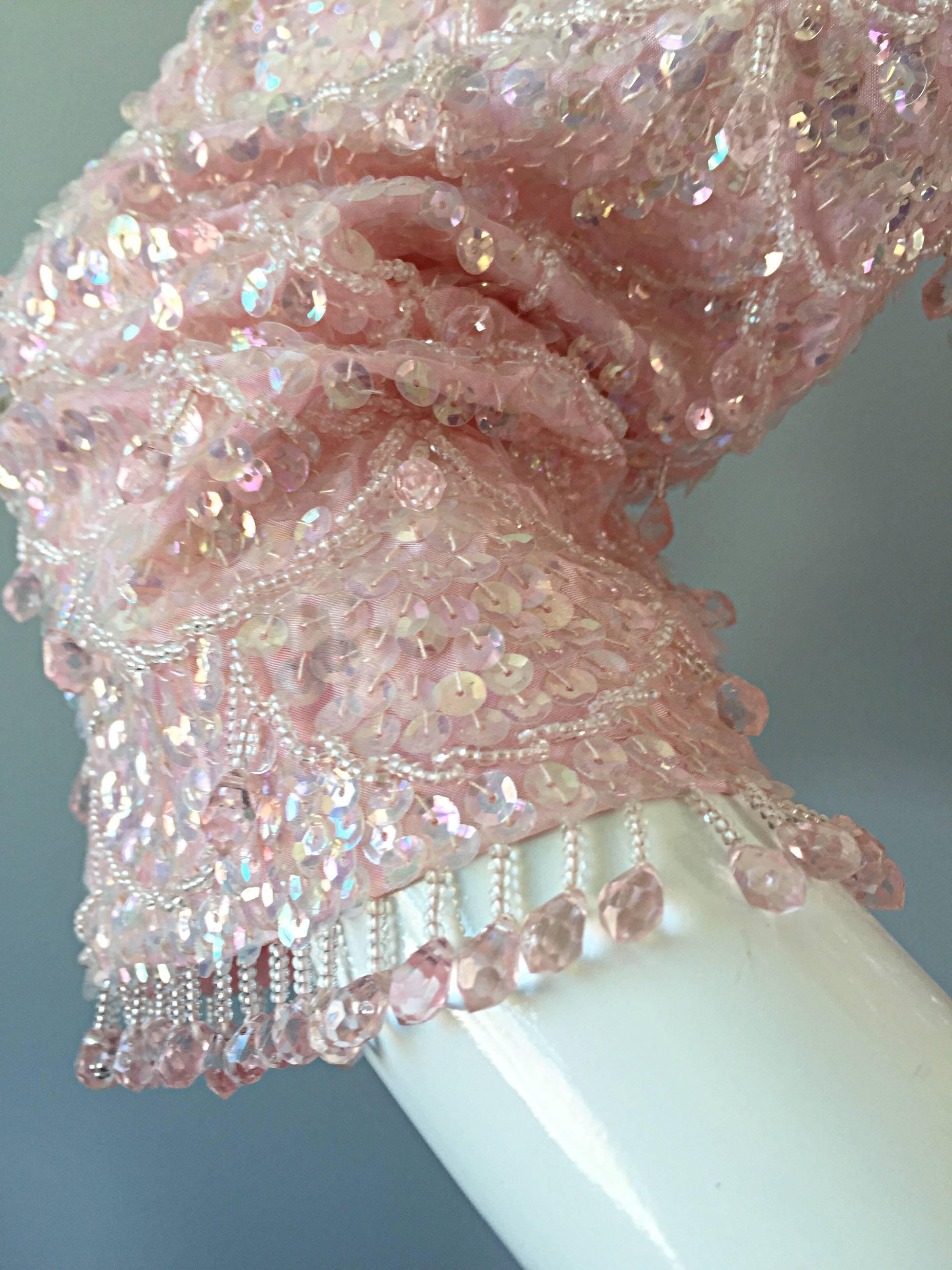 Magnifique cardigan en soie rose clair des années 1950 en perles de soie avec strass et paillettes Pour femmes en vente