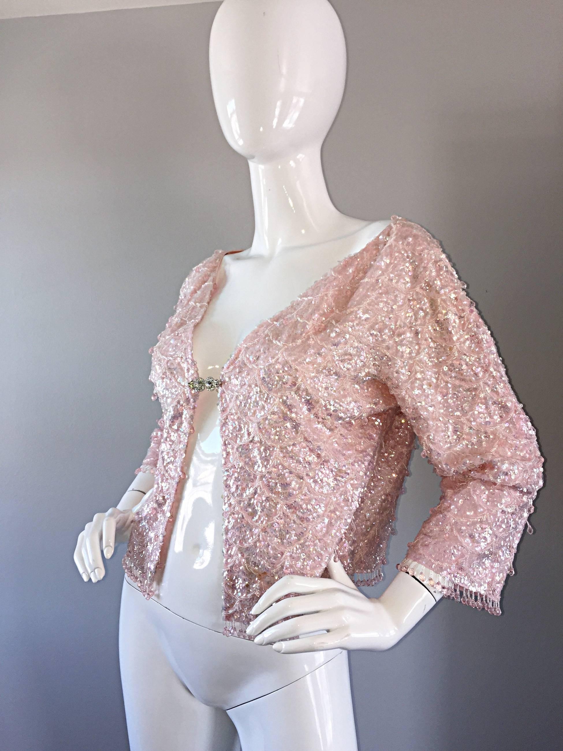 Magnifique cardigan en soie rose clair des années 1950 en perles de soie avec strass et paillettes en vente 2