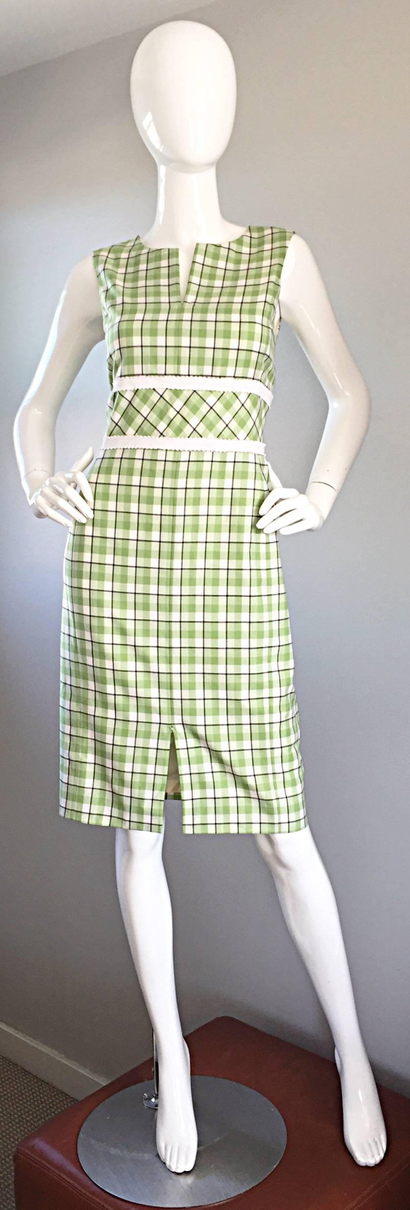 Beautiful OSCAR DE LA RENTA, for SAKS FIFTH AVE. green and white plaid dress from the SS 2001 Runway collection! Awesome fit that flatters many shapes. Pastel green and white gingham throughout, with white cotton trim at waist. Scoop neck, with a V