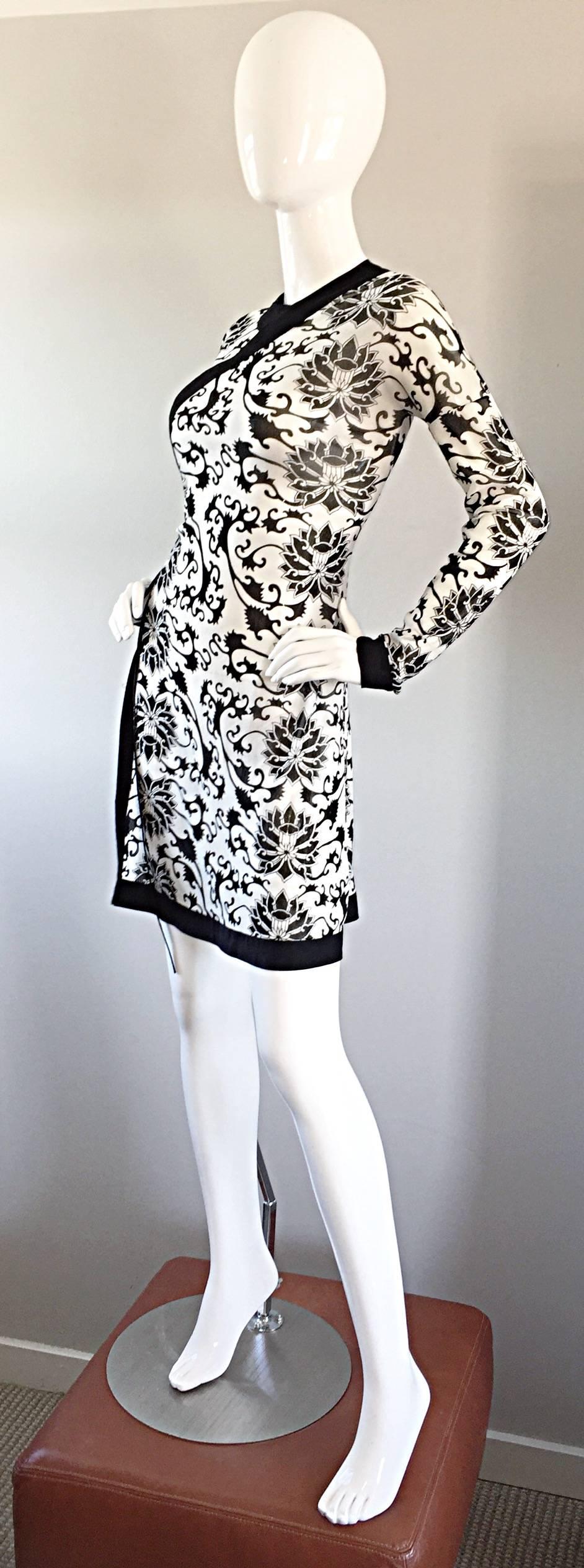 Gris Rare Vintage Vivienne Tam Black and White Tattoo Print Asian Inspired Wrap Dress (Robe enveloppante d'inspiration asiatique) en vente