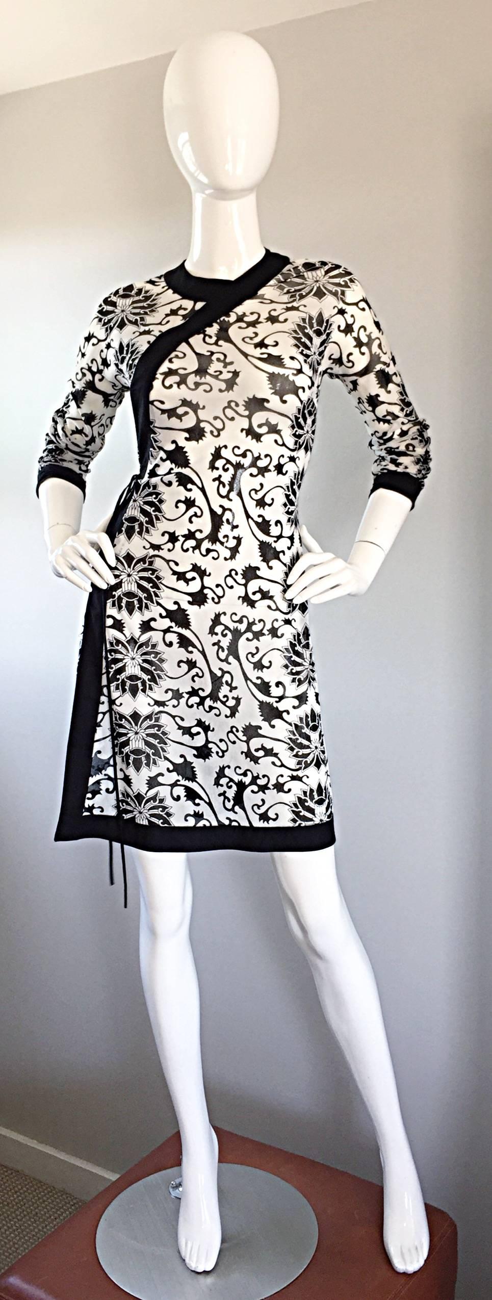 Rare Vintage Vivienne Tam Black and White Tattoo Print Asian Inspired Wrap Dress (Robe enveloppante d'inspiration asiatique) Excellent état - En vente à San Diego, CA