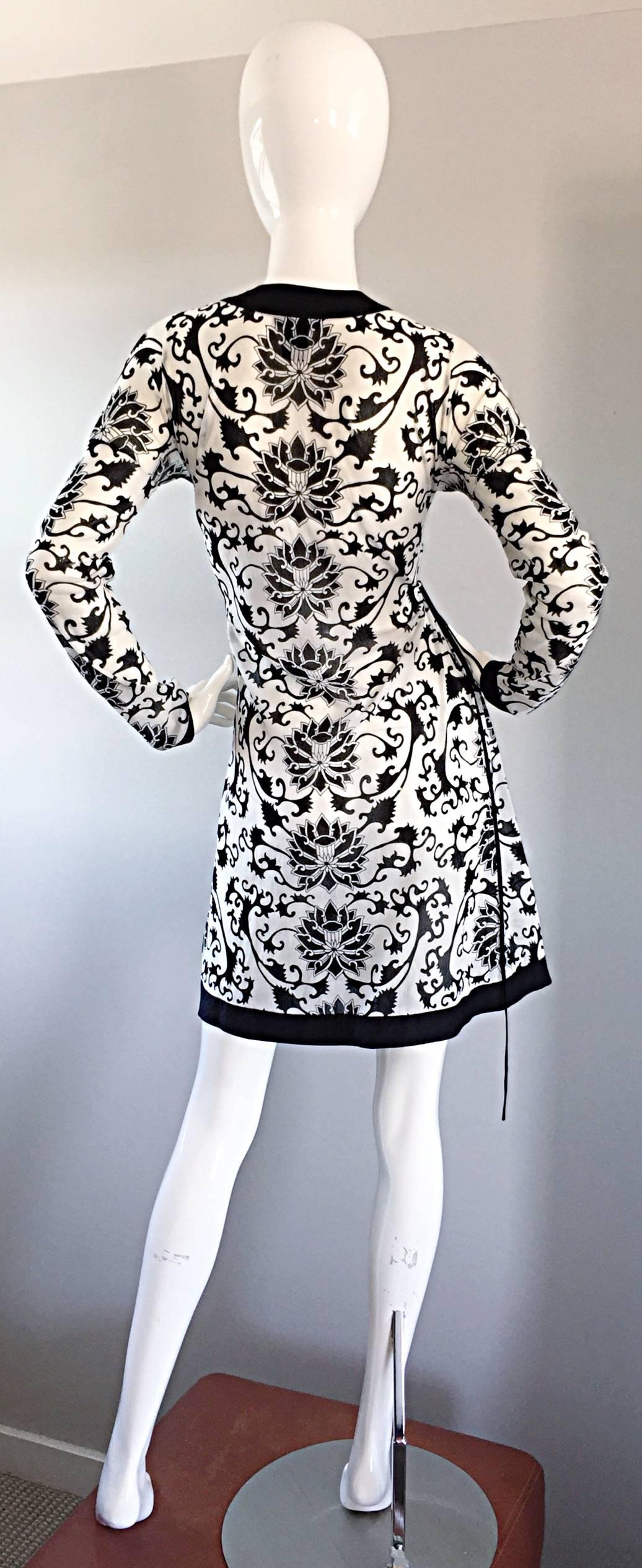 Rare Vintage Vivienne Tam Black and White Tattoo Print Asian Inspired Wrap Dress (Robe enveloppante d'inspiration asiatique) Pour femmes en vente