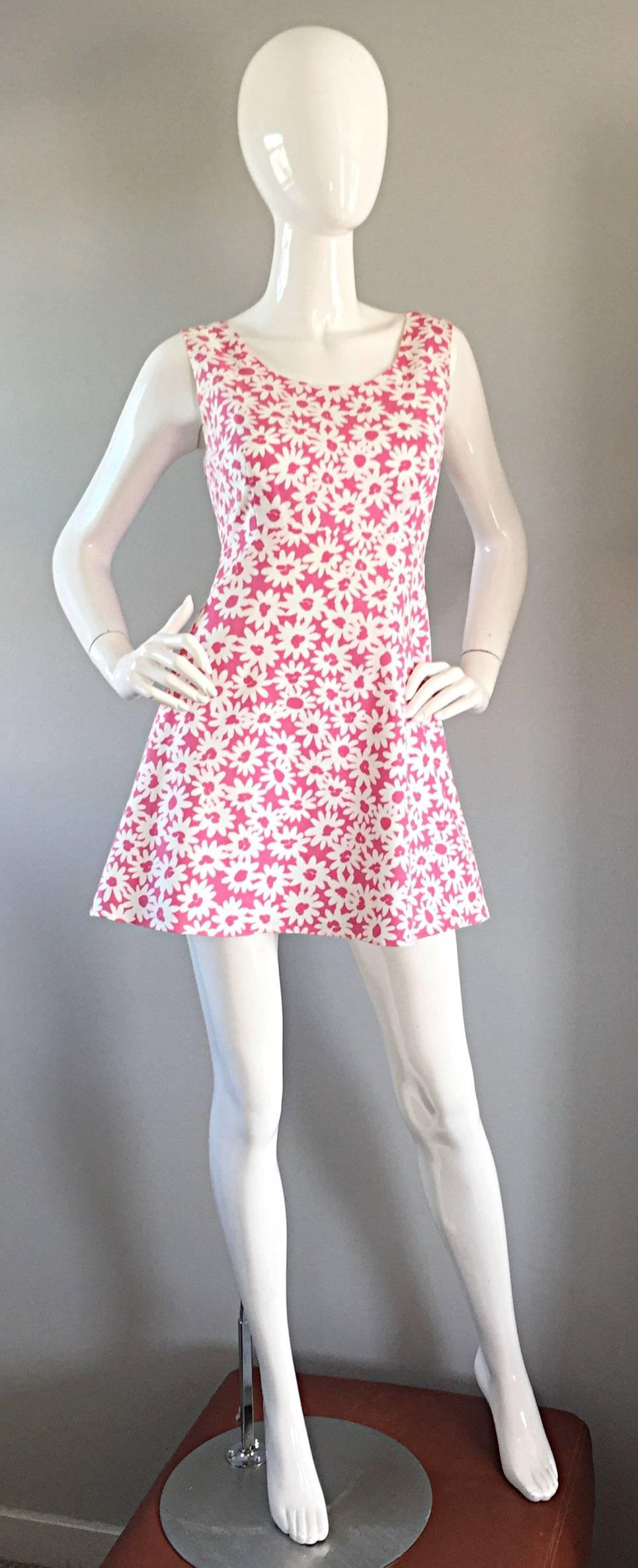 Adorable vintage JILL STUART pink and white daisy graffiti print A-Line babydoll dress! Wonderful flared hem, with a fitted bodice. Lightweight cotton, that is lined. Hidden zipper up the back, with hook-and-eye closure. Looks great belted or alone.
