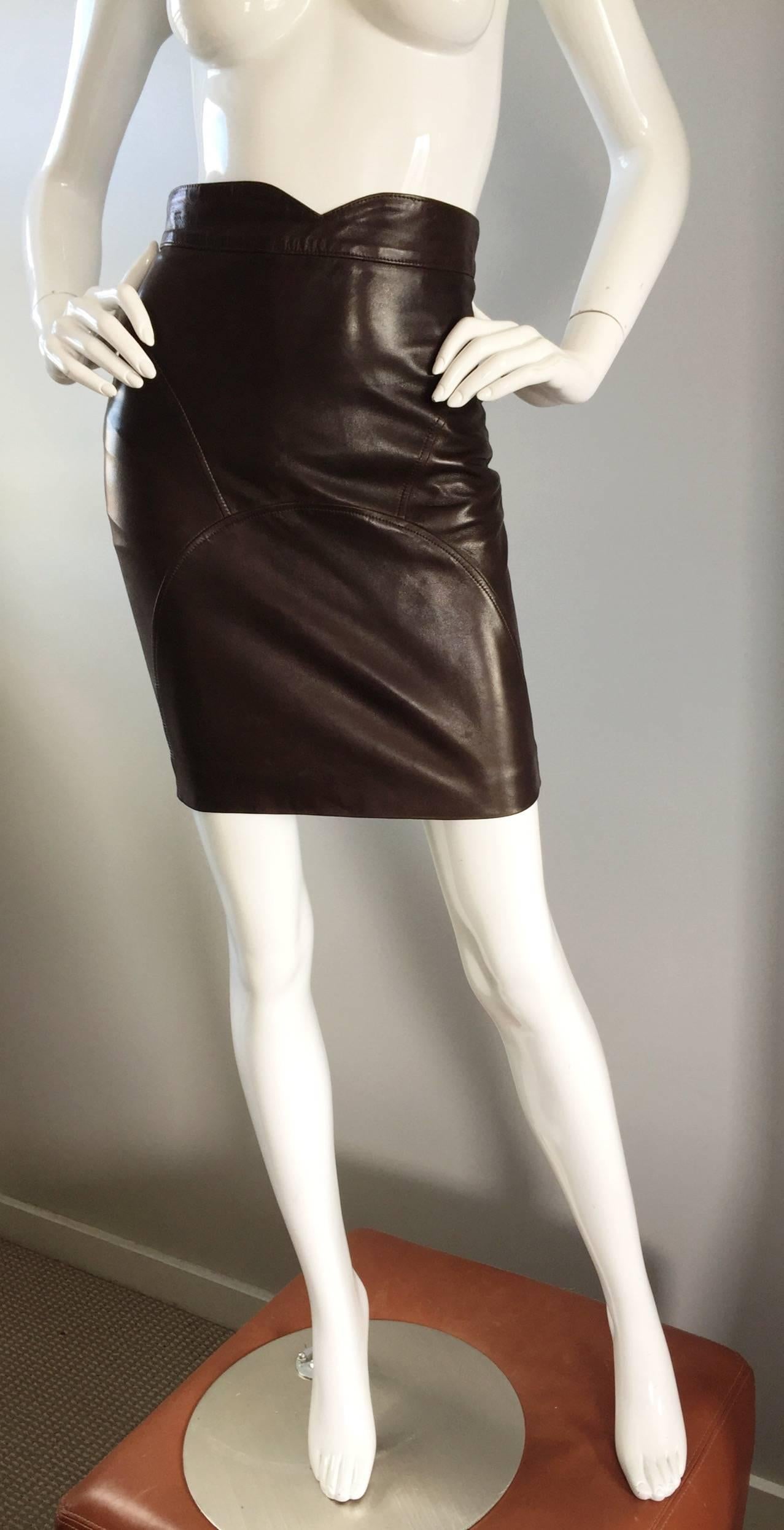 90s Jean-Claude Jitrois Vintage Chocolate Brown Leather Sexy BodyCon Mini Gonna In condizioni ottime in vendita a San Diego, CA