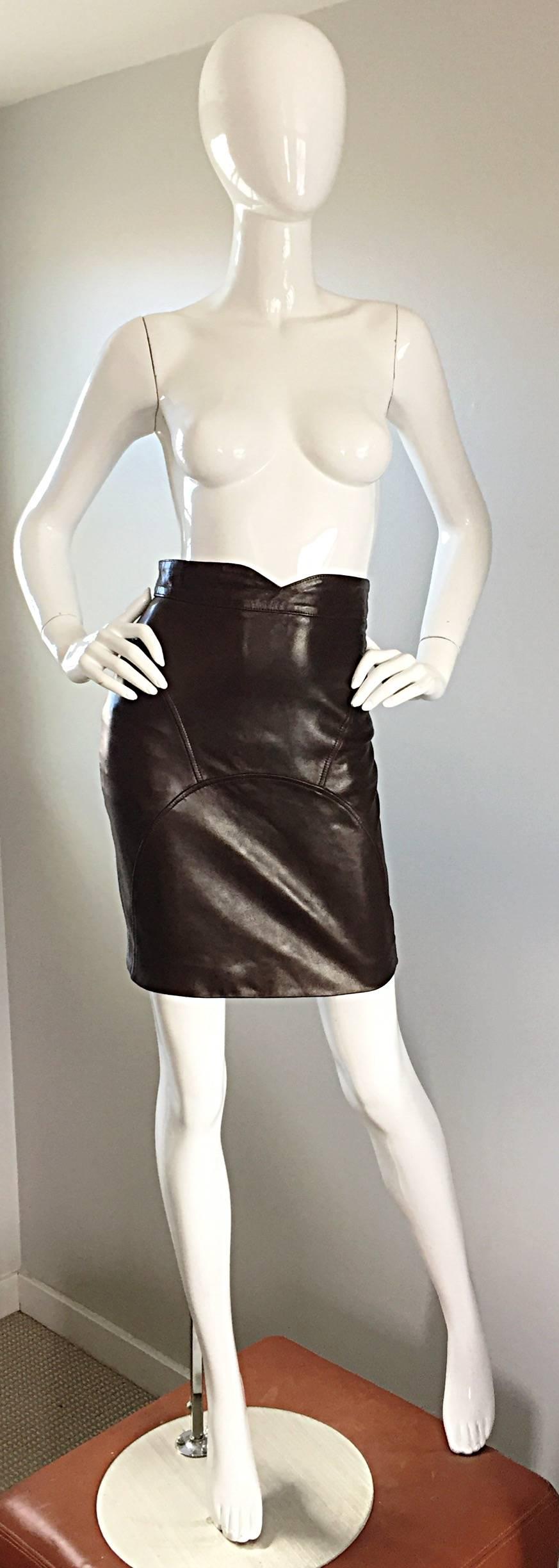 90s Jean-Claude Jitrois Vintage Chocolate Brown Leather Sexy BodyCon Mini Gonna in vendita 4
