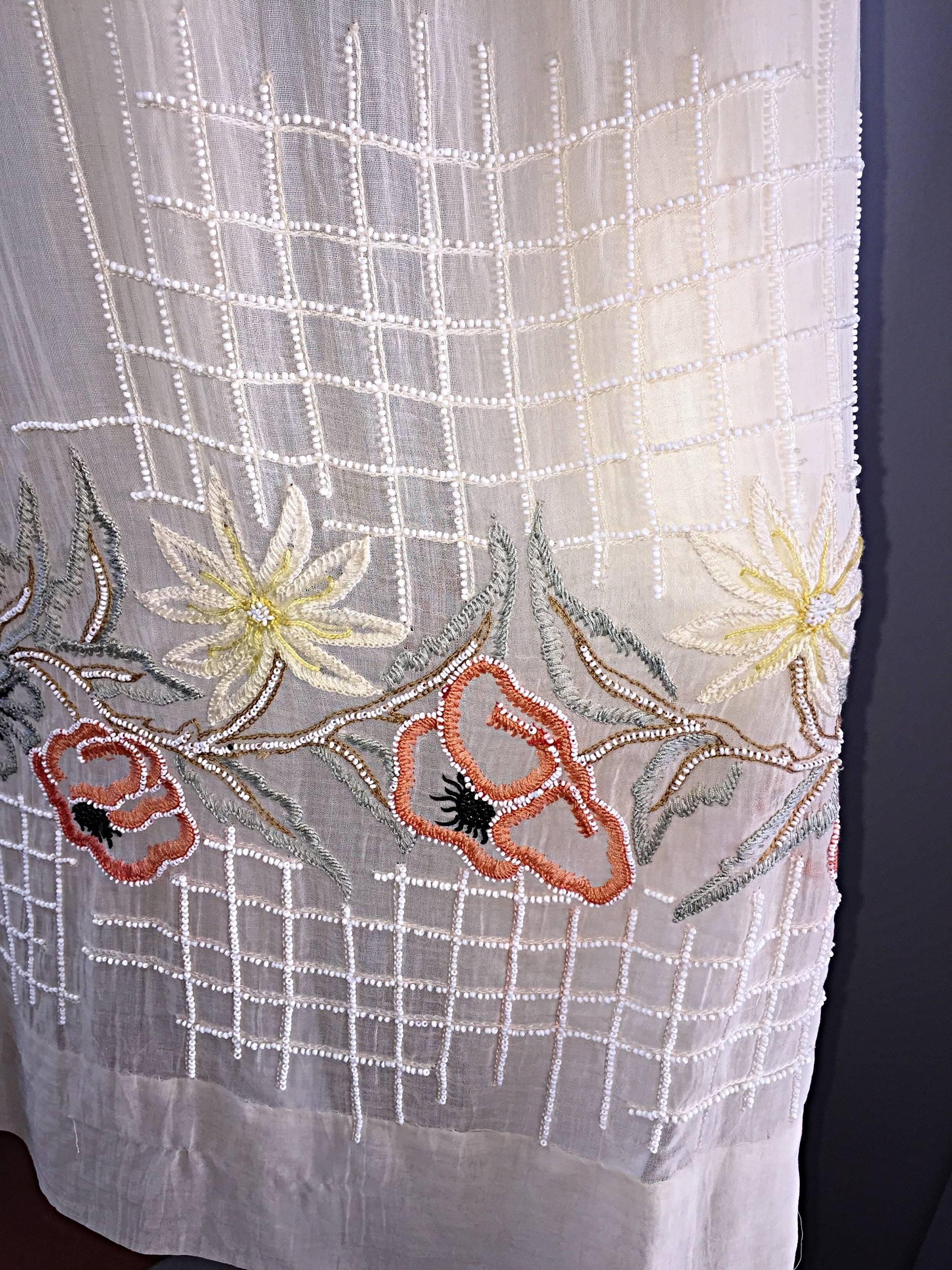 Seltenes 1920er B Altman Haute Couture Elfenbeinfarbenes Vintage Kleid aus Baumwoll-Voile mit Perlenbesatz und Voile im Angebot 3