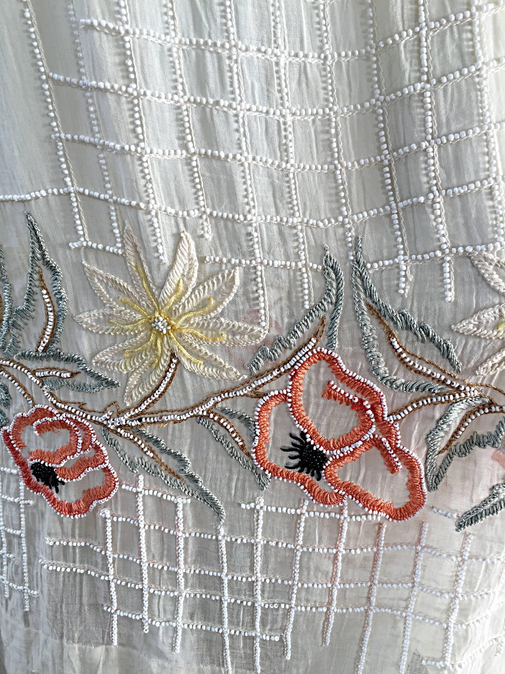 Seltenes 1920er B Altman Haute Couture Elfenbeinfarbenes Vintage Kleid aus Baumwoll-Voile mit Perlenbesatz und Voile (Beige) im Angebot