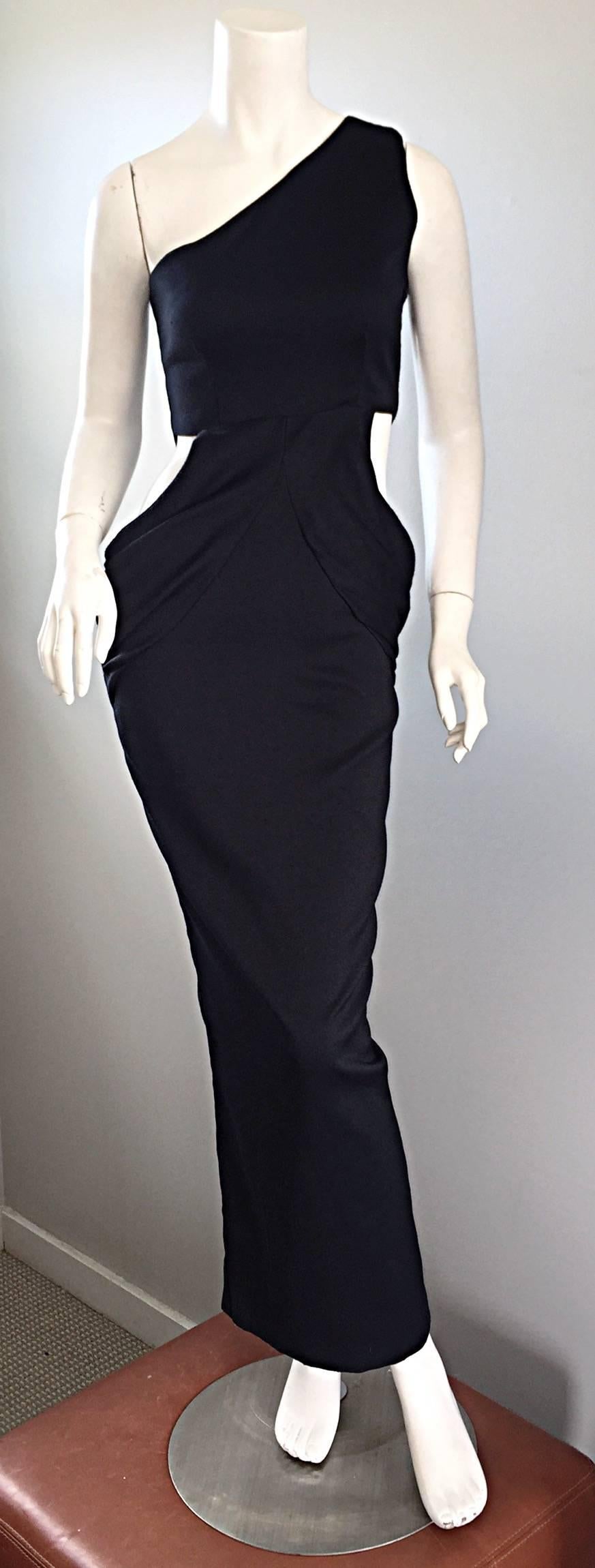 ¡Sexy vestido BodyCon negro de los 90 con un hombro recortado! Ajustada al cuerpo, con una cintura de ilusión óptica que resulta muy favorecedora. Pespuntes intrincados en la cintura. Muy bien hecho, seguramente es de un diseñador de gama alta,