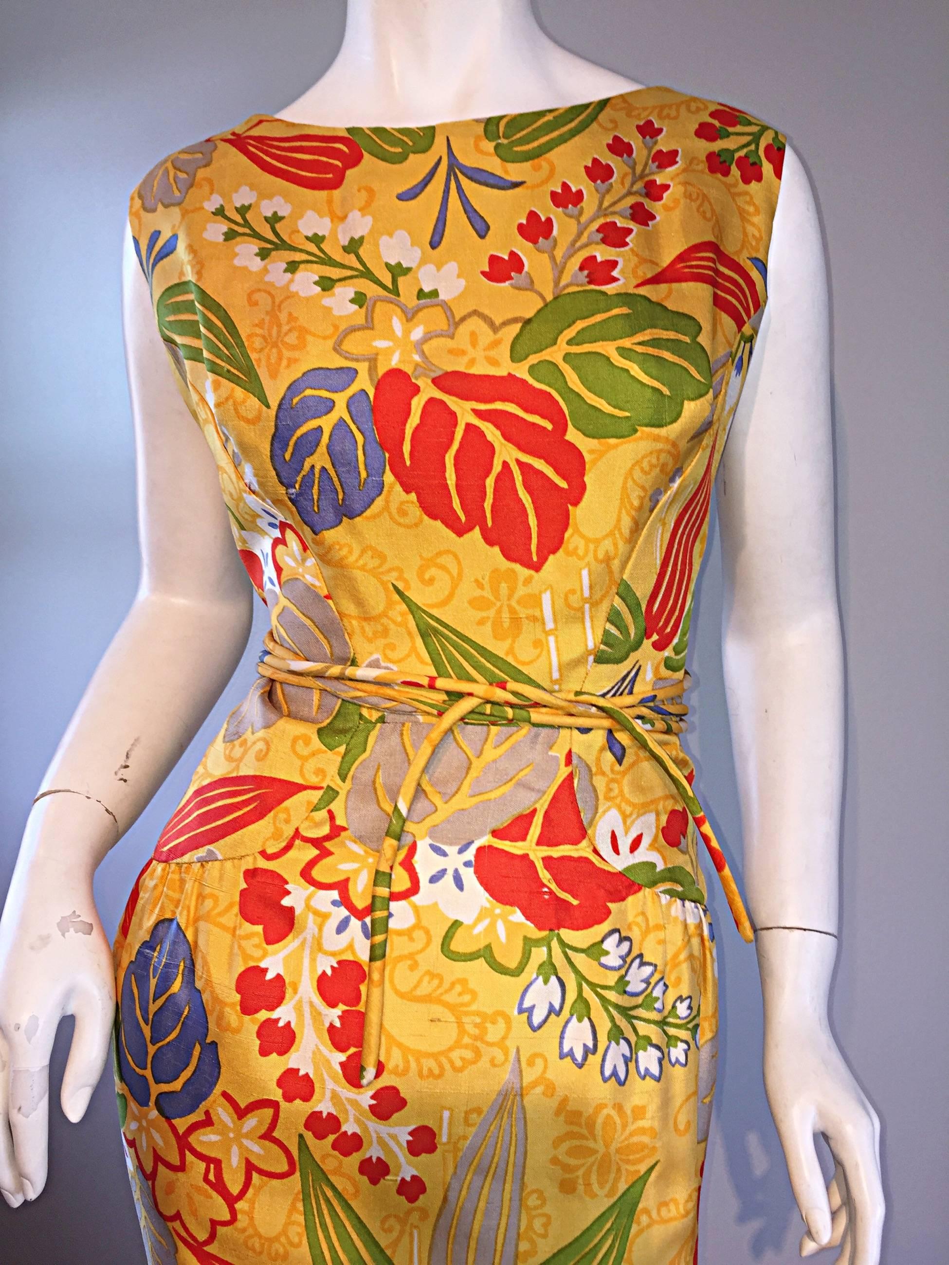 Marron Années 1950 Adele Simpson Vintage ' Feuilles + Fleurs ' Robe en soie jaune colorée des années 50  en vente