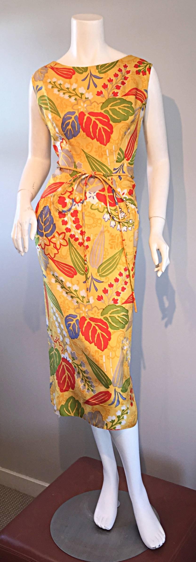 Années 1950 Adele Simpson Vintage ' Feuilles + Fleurs ' Robe en soie jaune colorée des années 50  Excellent état - En vente à San Diego, CA