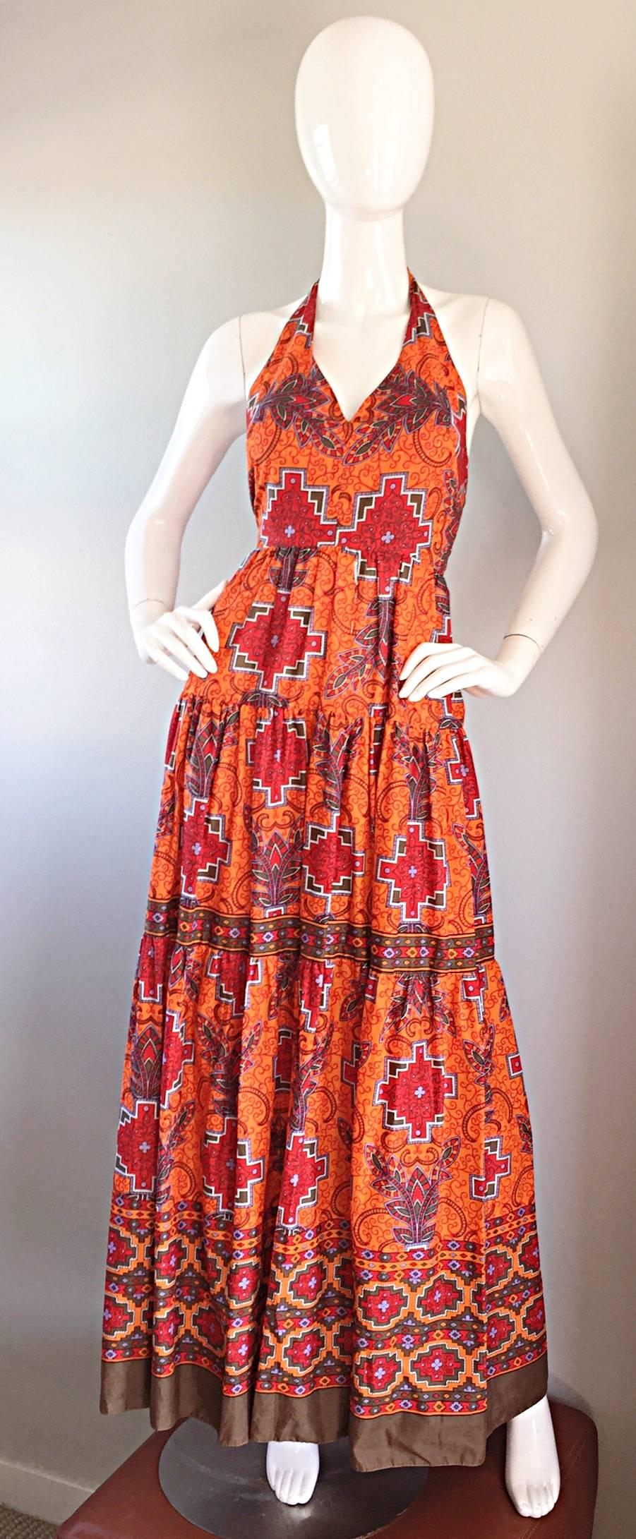 Fantastique robe longue dos nu en coton léger vintage FRANK USHER des années 70 ! Impression tribale / sud-ouest / ethnique étonnante sur l'ensemble du vêtement. Fond orange brûlé, avec des imprimés multicolores contrastés. Fermeture à glissière en