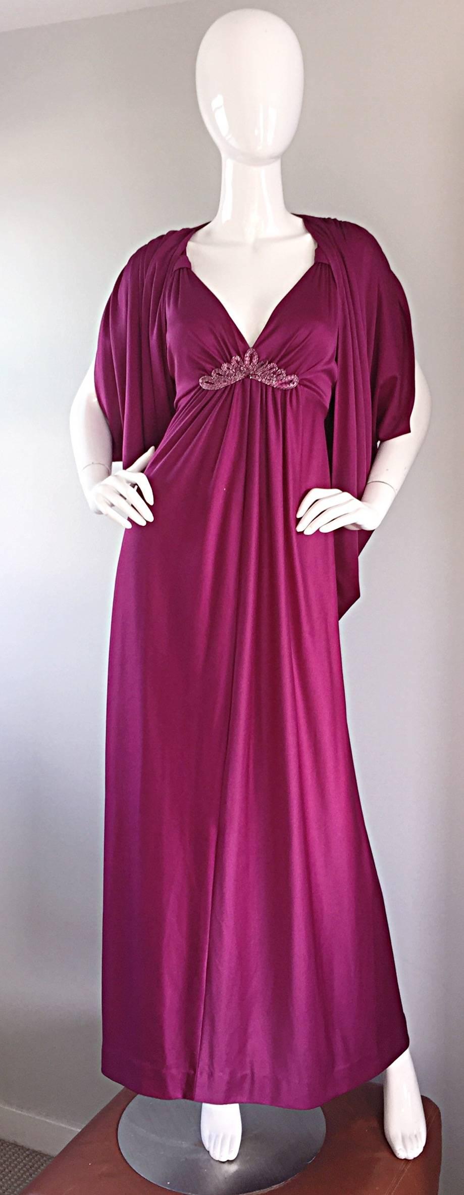 1970er Wein / Burgunder 70er Jahre Vintage Perlenbesetztes Disco Maxikleid mit passendem Shrug (Violett) im Angebot