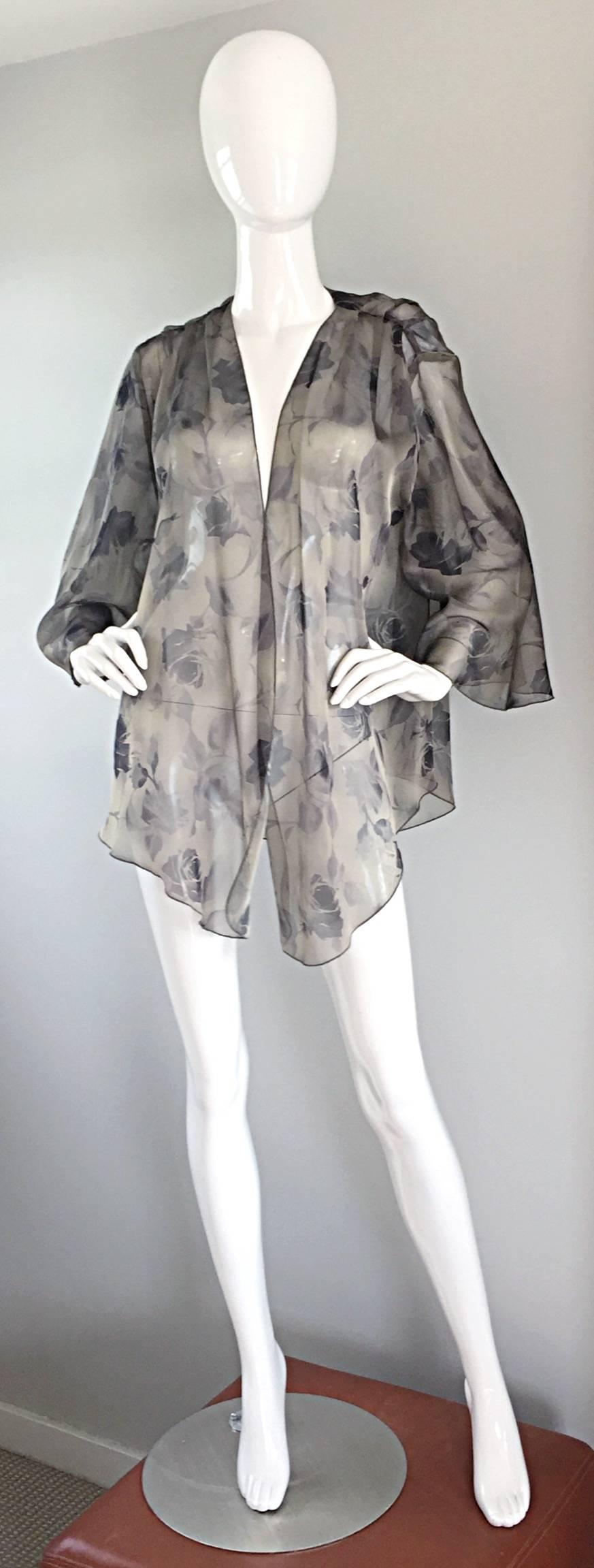 Schöne Vintage BILL BLASS Rose gedruckt grau Seide Chiffon Kimono Jacke! Volle weite Engelsärmel. Vorne offener Stil, der mit Gürtel gut aussieht. Bei der Gestaltung dieser Schönheit wurden so viele Details berücksichtigt. Asymmetrischer Schnitt,