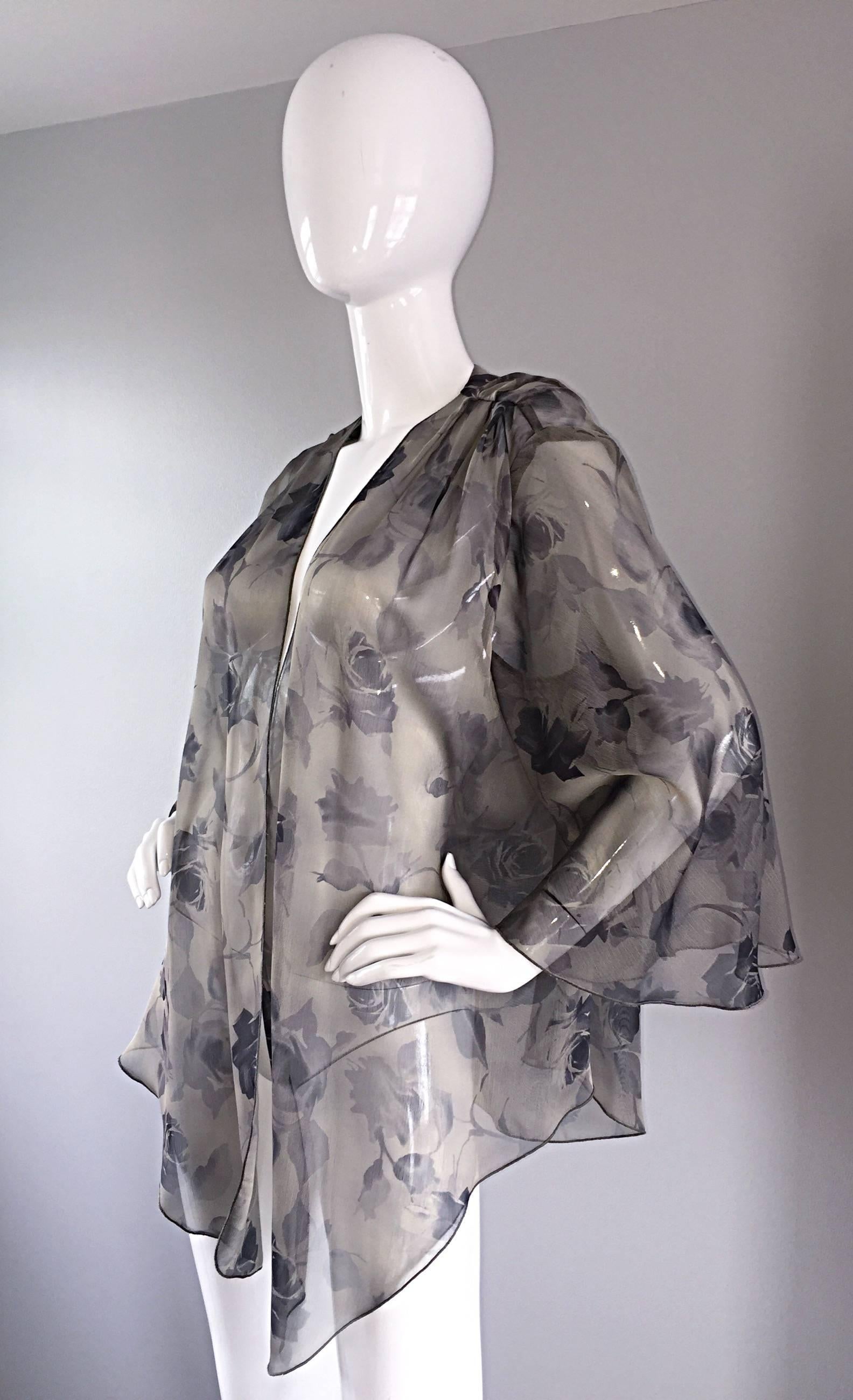 Vintage Bill Blass Size 14 Gray Silk Chiffon Beautiful Rose Print Kimono Jacket In Excellent Condition For Sale In San Diego, CA