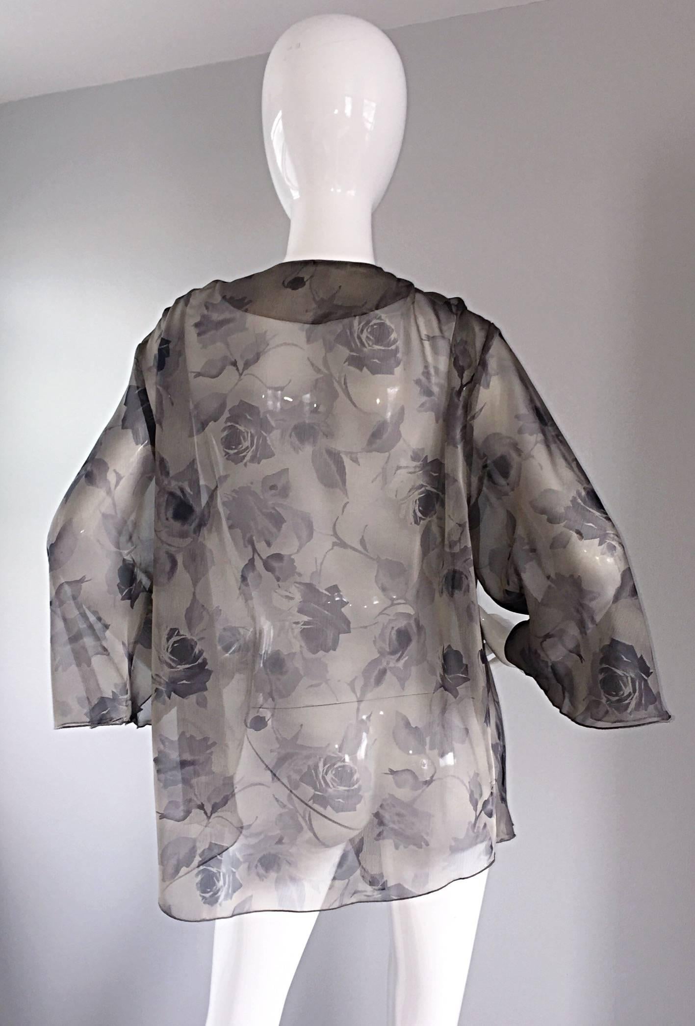 Vintage Bill Blass Size 14 Gray Silk Chiffon Beautiful Rose Print Kimono Jacket  For Sale 3