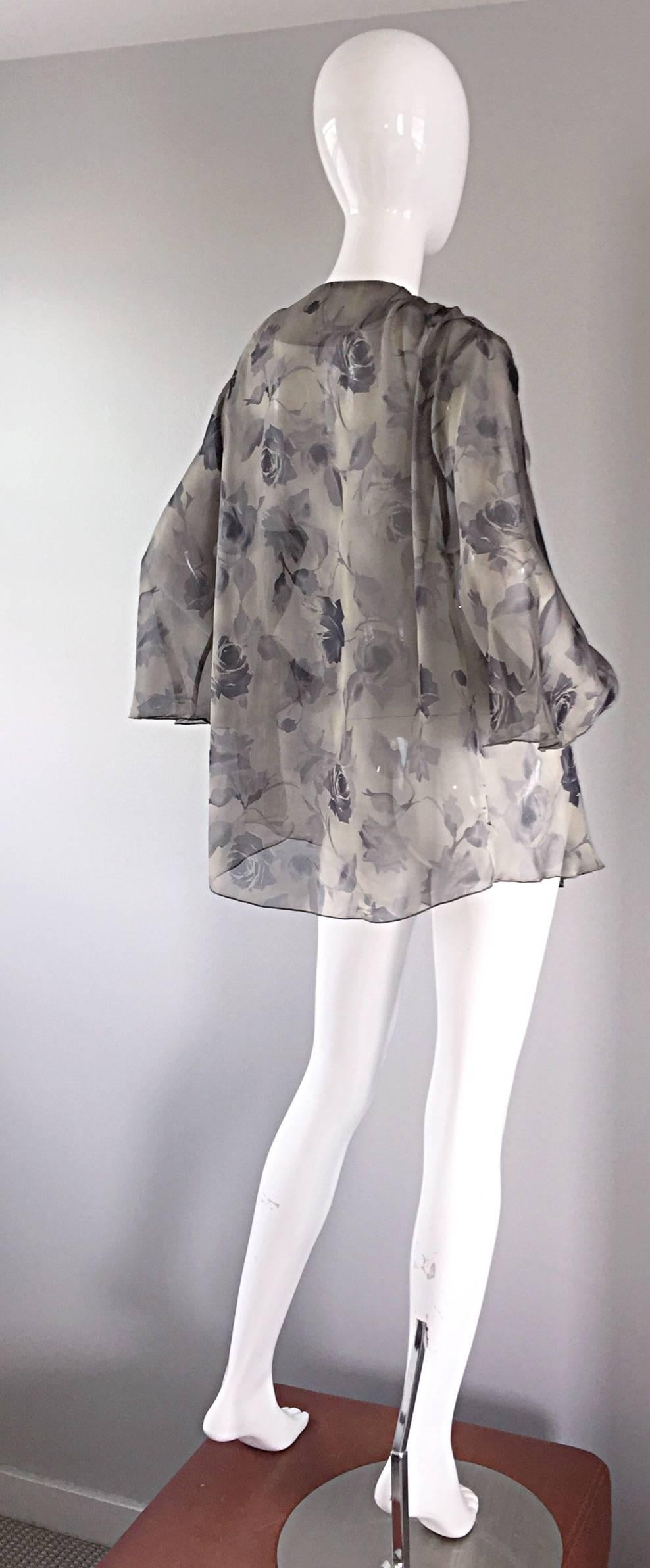 Vintage Bill Blass Size 14 Gray Silk Chiffon Beautiful Rose Print Kimono Jacket For Sale 1