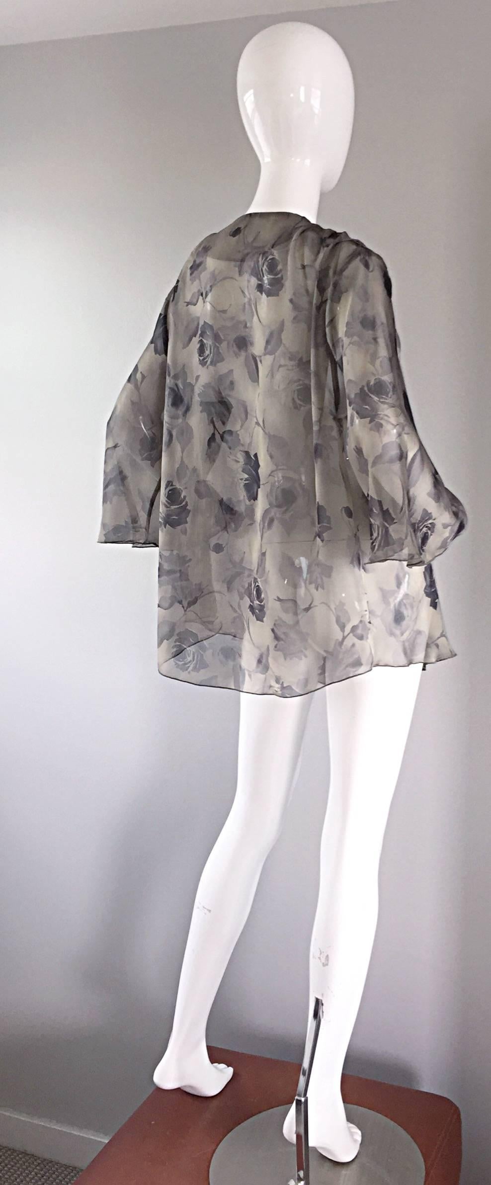 Vintage Bill Blass Size 14 Gray Silk Chiffon Beautiful Rose Print Kimono Jacket  For Sale 1