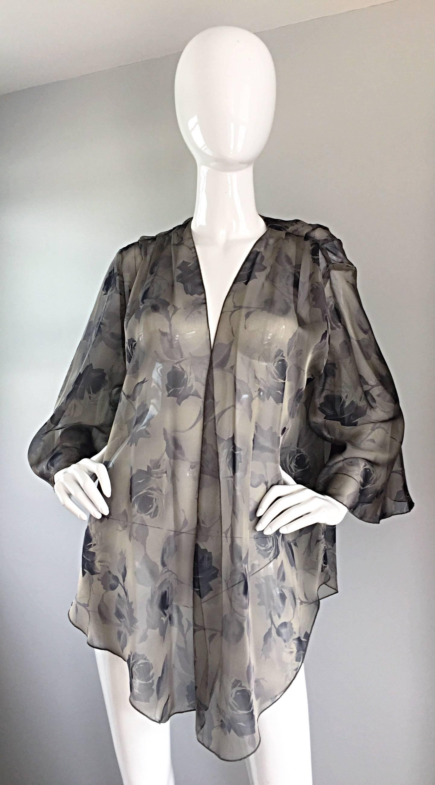 Vintage Bill Blass Größe 14 Grau Seide Chiffon schöne Rose drucken Kimono Jacke  im Zustand „Hervorragend“ im Angebot in San Diego, CA