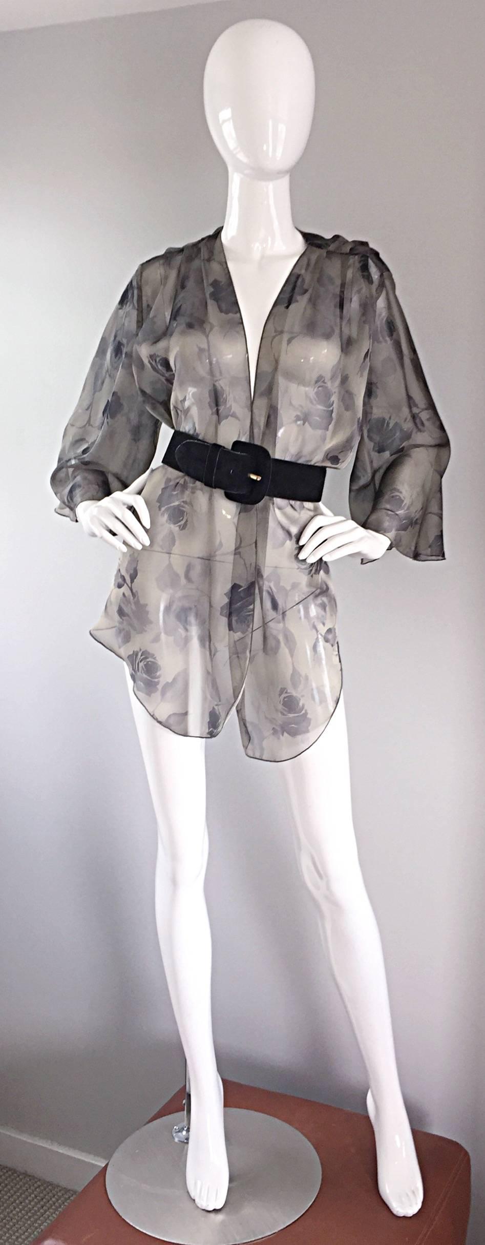 Women's Vintage Bill Blass Size 14 Gray Silk Chiffon Beautiful Rose Print Kimono Jacket  For Sale