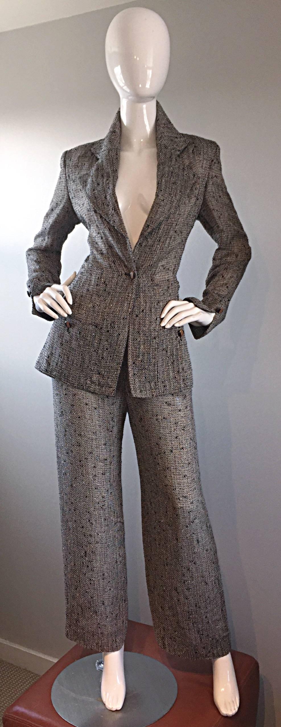 Semplicemente incredibile abito vintage con pantaloni aderenti numerati di Jean-Louis Scherrer. Presenta un blazer elegante e aderente, con un bottone sul corpetto. Ampi revers e due tasche funzionali in vita. Bottoni in legno firmati Scherrer su