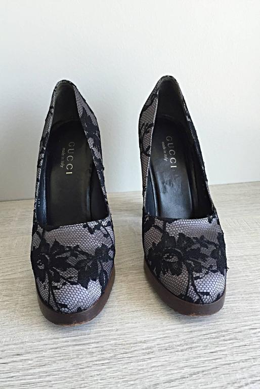 Tom Ford for Gucci Black Size 38 / 8 + Gray Lace Silk Platform Heels In Good Condition For Sale In San Diego, CA