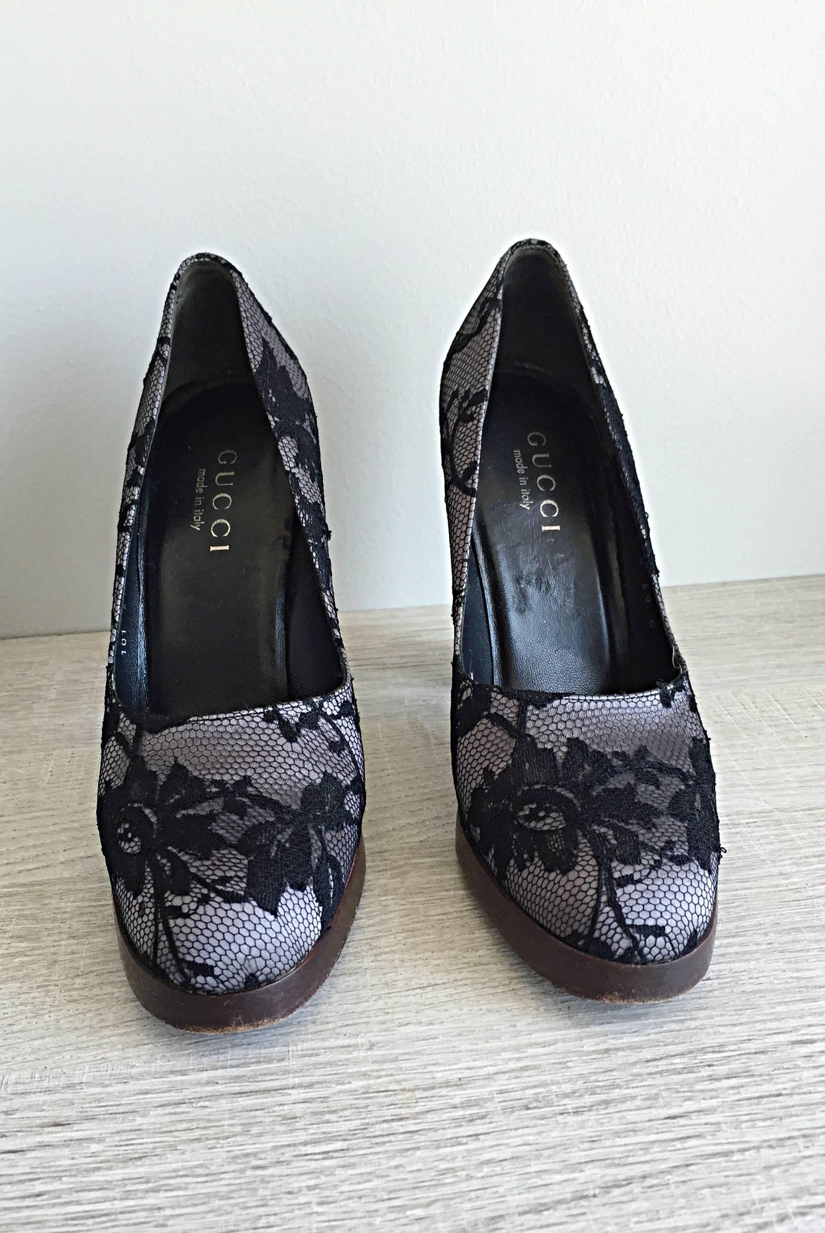 Noir Tom Ford pour Gucci - Chaussures à talons compensés en soie noires et grises avec dentelle, taille 38/8 en vente
