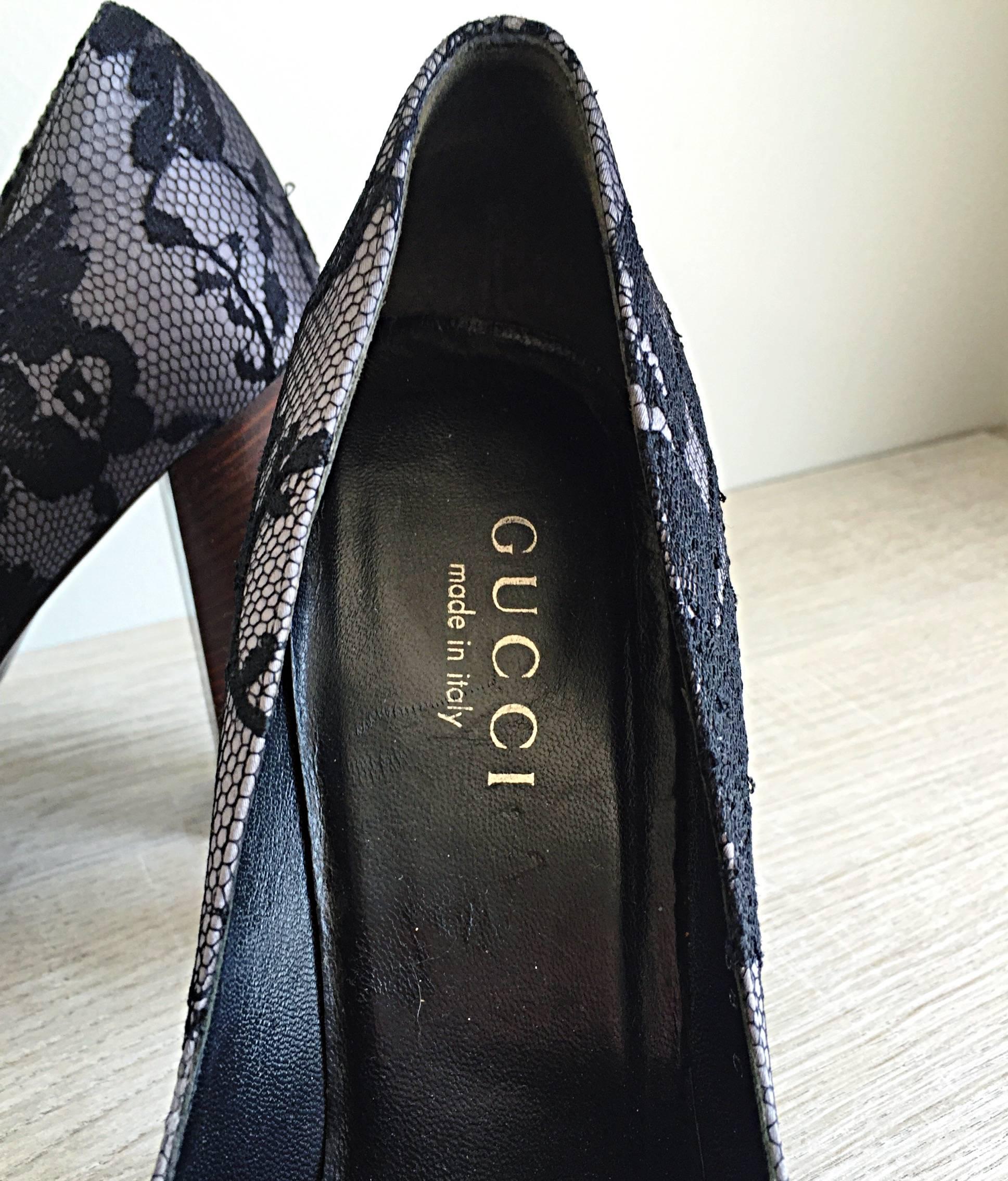 Tom Ford pour Gucci - Chaussures à talons compensés en soie noires et grises avec dentelle, taille 38/8 Pour femmes en vente