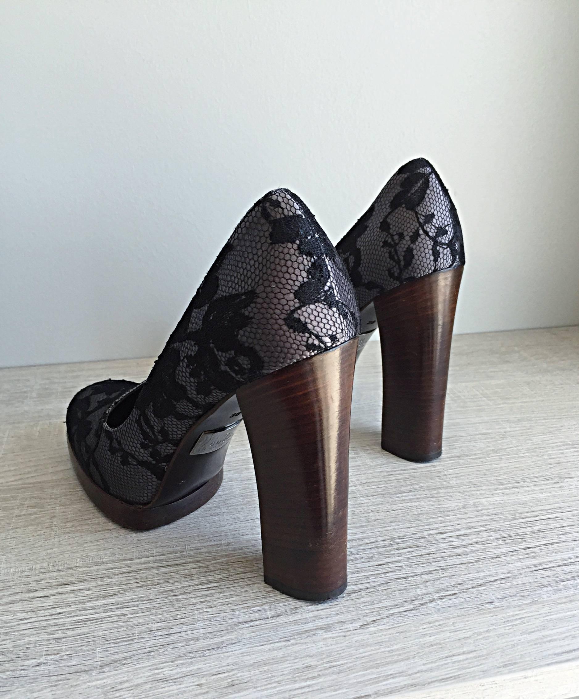 Tom Ford pour Gucci - Chaussures à talons compensés en soie noires et grises avec dentelle, taille 38/8 Bon état - En vente à San Diego, CA