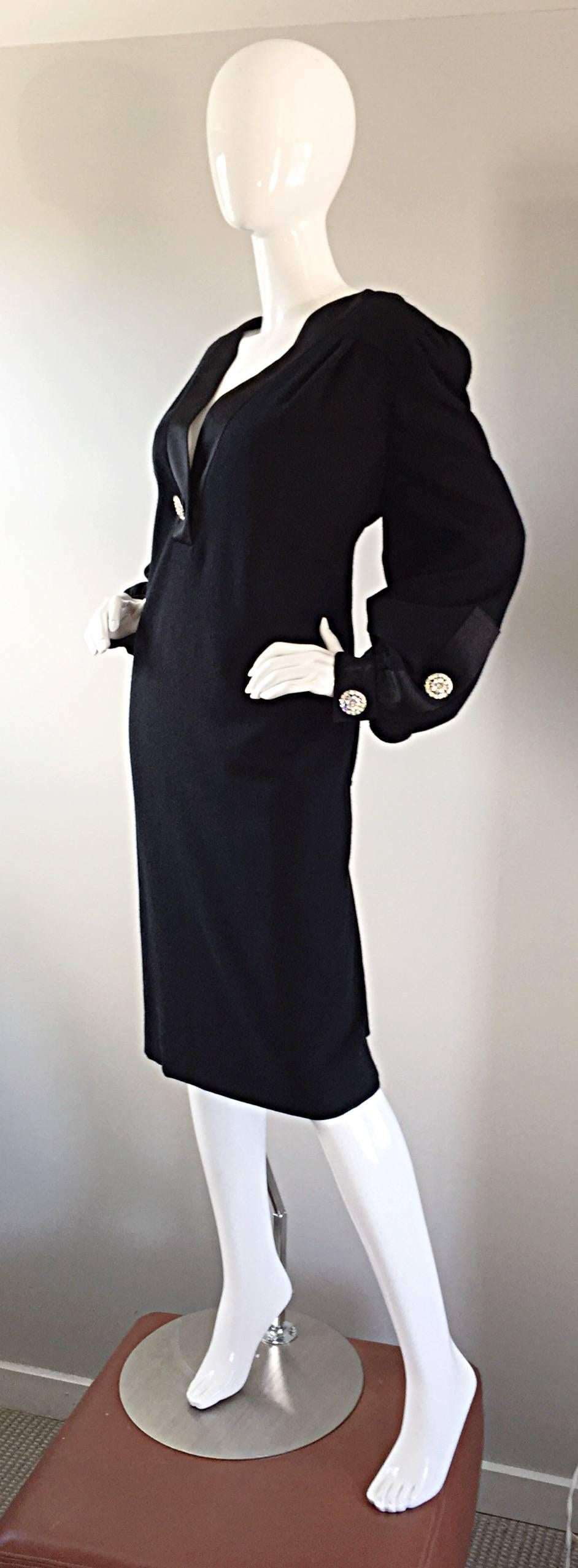 I. Magnin Petite robe noire vintage très grande et magnifique avec boutons en strass Pour femmes en vente