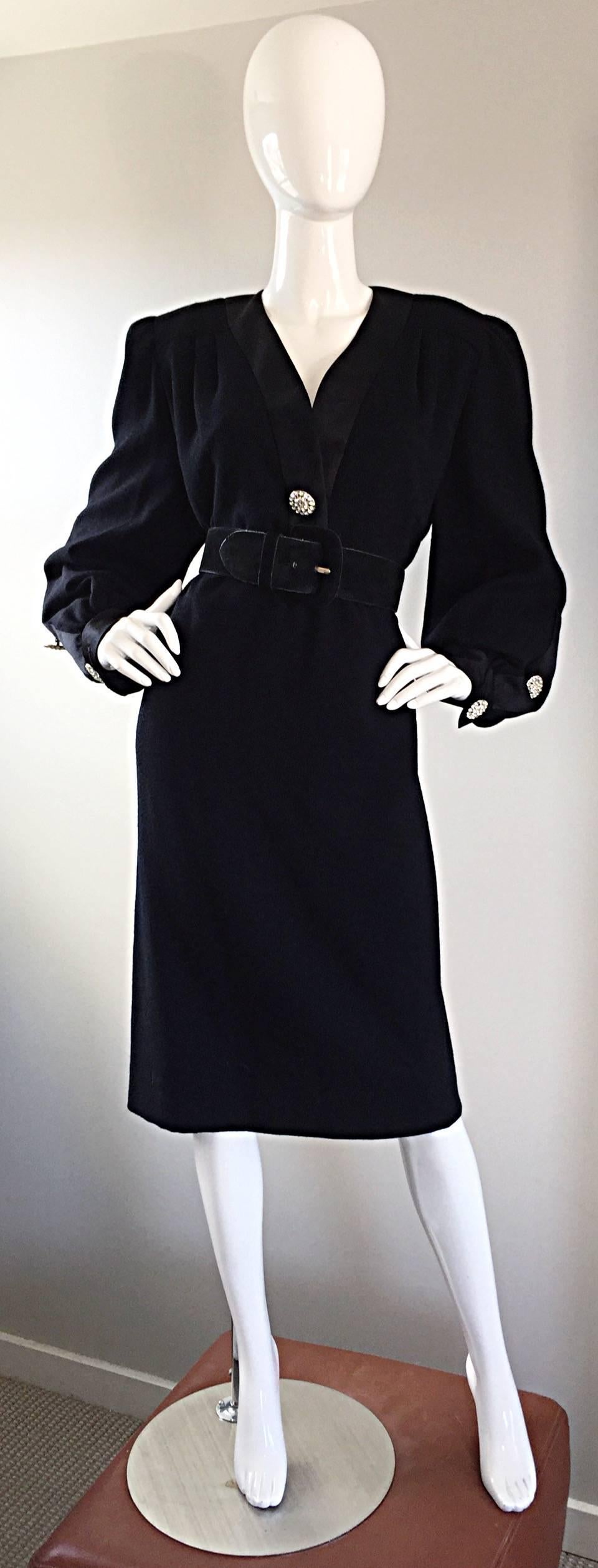 Noir I. Magnin Petite robe noire vintage très grande et magnifique avec boutons en strass en vente