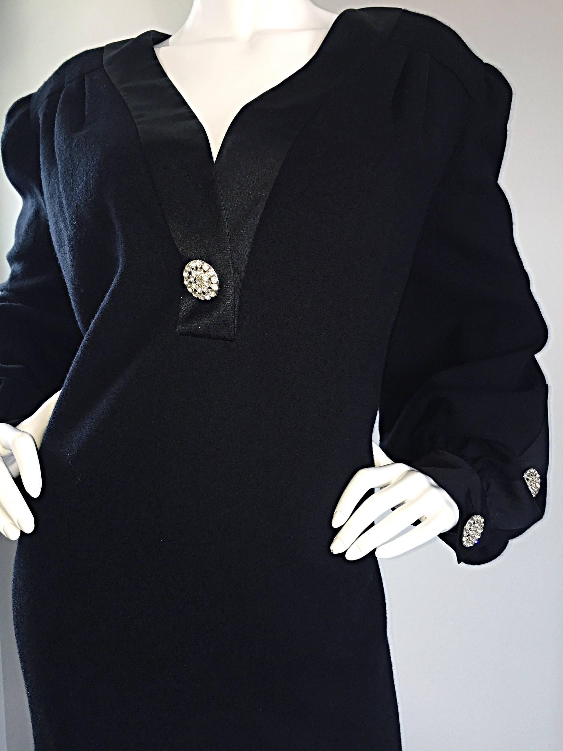 I. Magnin Petite robe noire vintage très grande et magnifique avec boutons en strass Excellent état - En vente à San Diego, CA