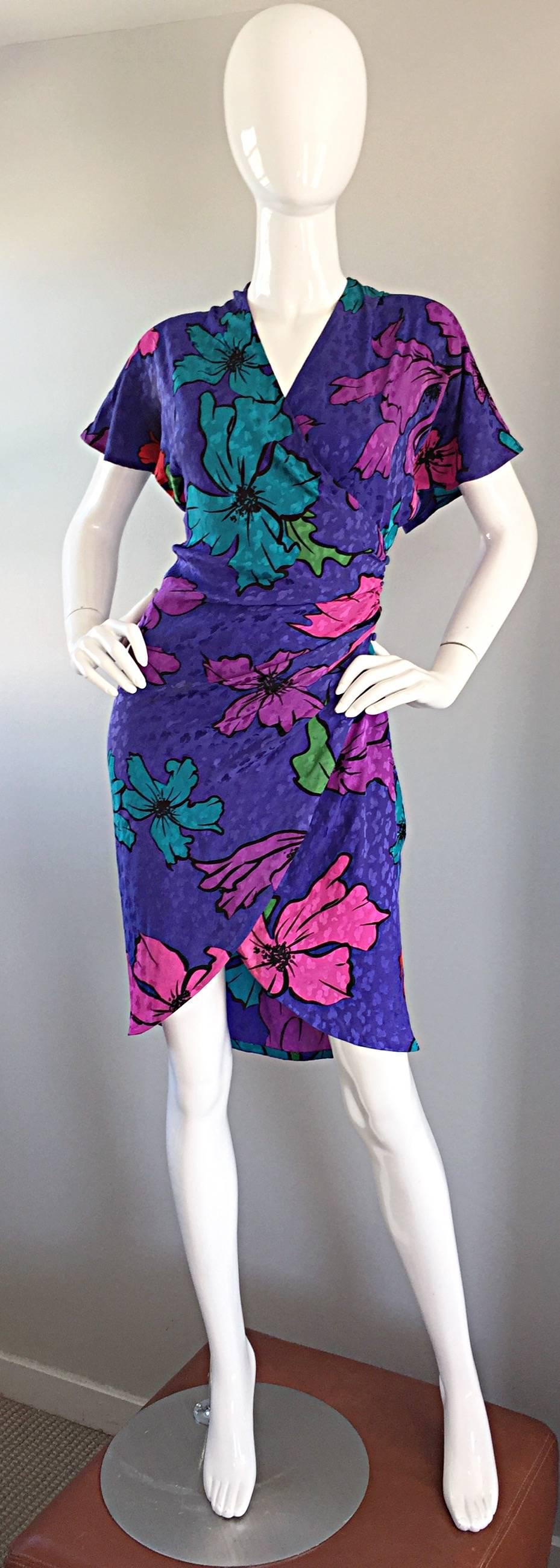 The perfect little 1990s / 90s  spring or summer dress by FLORA KUNG! Wrap style, with short dolman sleeves (which can accomodate a variety of bust sizes). Interior ties, and silk covered buttons up the side bodice. Vibrant purple background, with