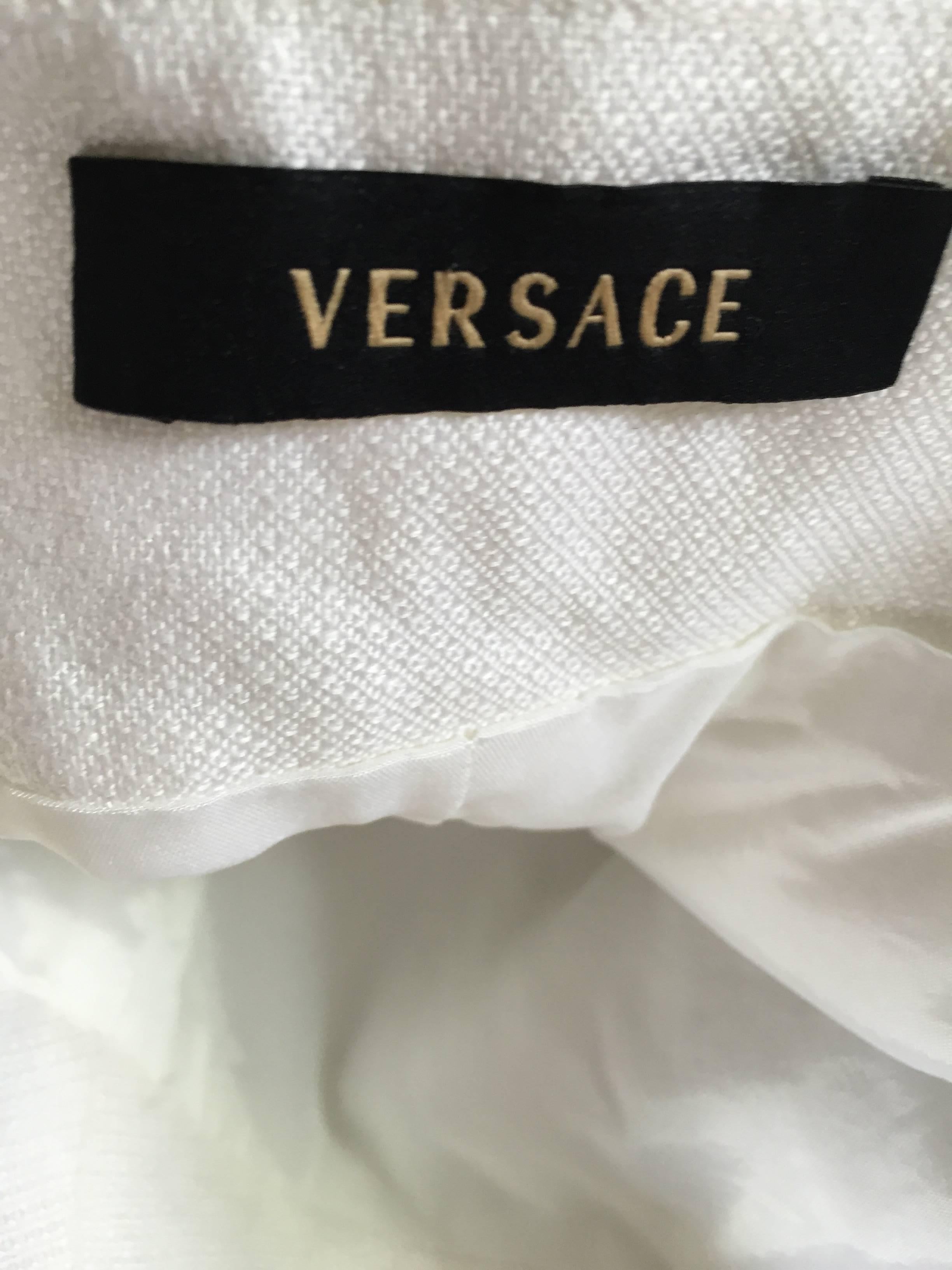 Seltenes 2000er Gianni Versace Weißes Bondage-BodyCon-Kleid mit Medusa-Harz im Angebot 5