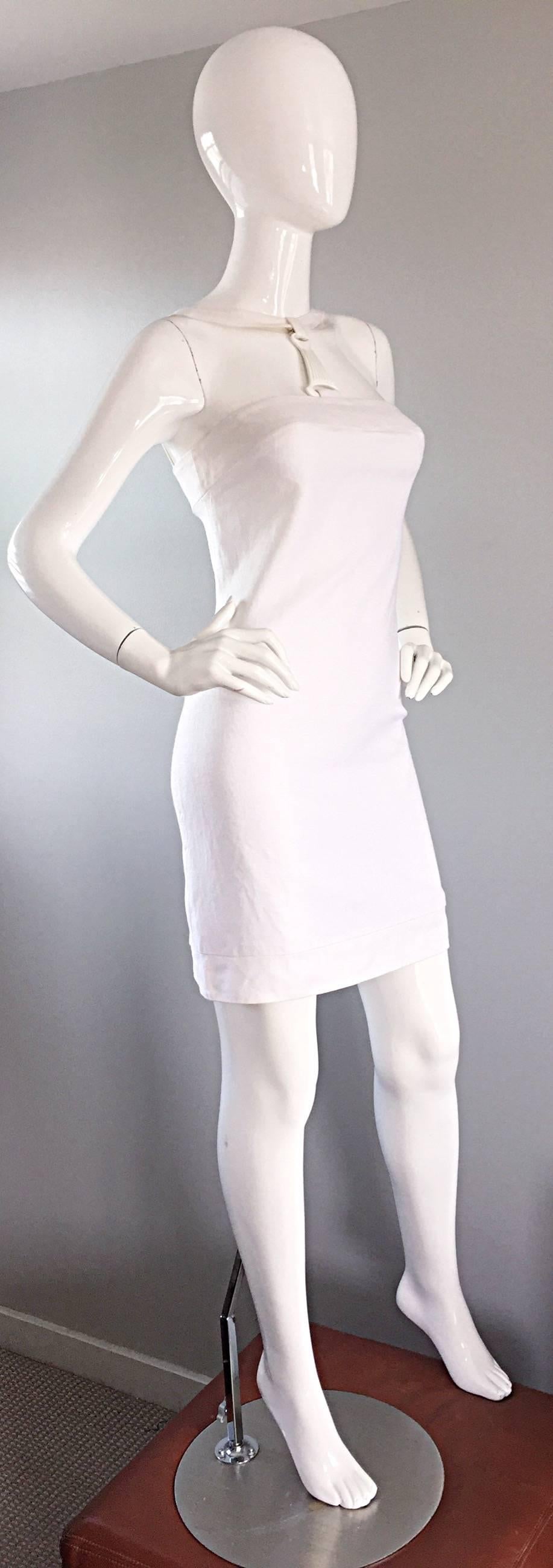 Seltenes 2000er Gianni Versace Weißes Bondage-BodyCon-Kleid mit Medusa-Harz im Zustand „Hervorragend“ im Angebot in San Diego, CA
