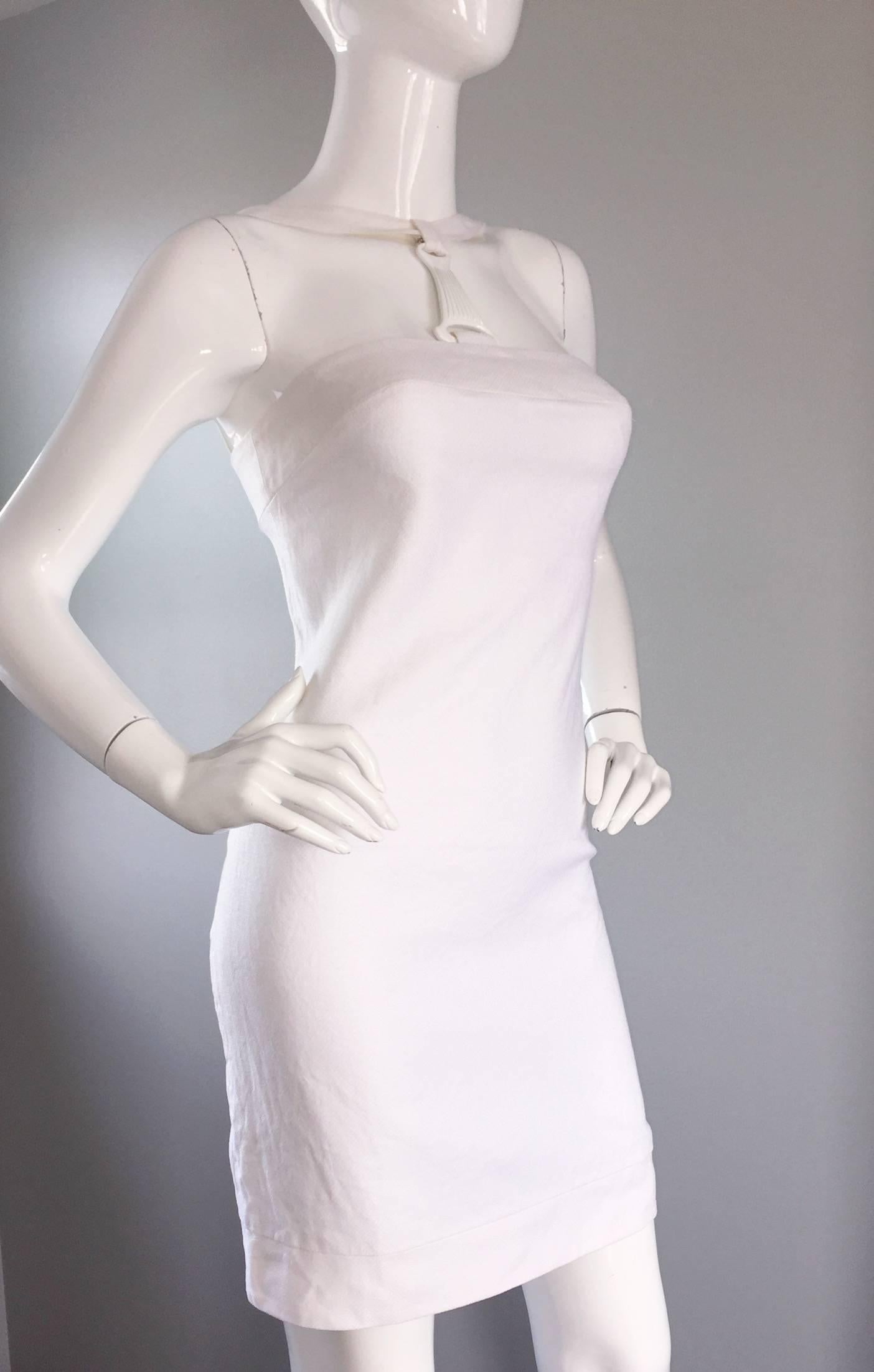 Seltenes 2000er Gianni Versace Weißes Bondage-BodyCon-Kleid mit Medusa-Harz im Angebot 2