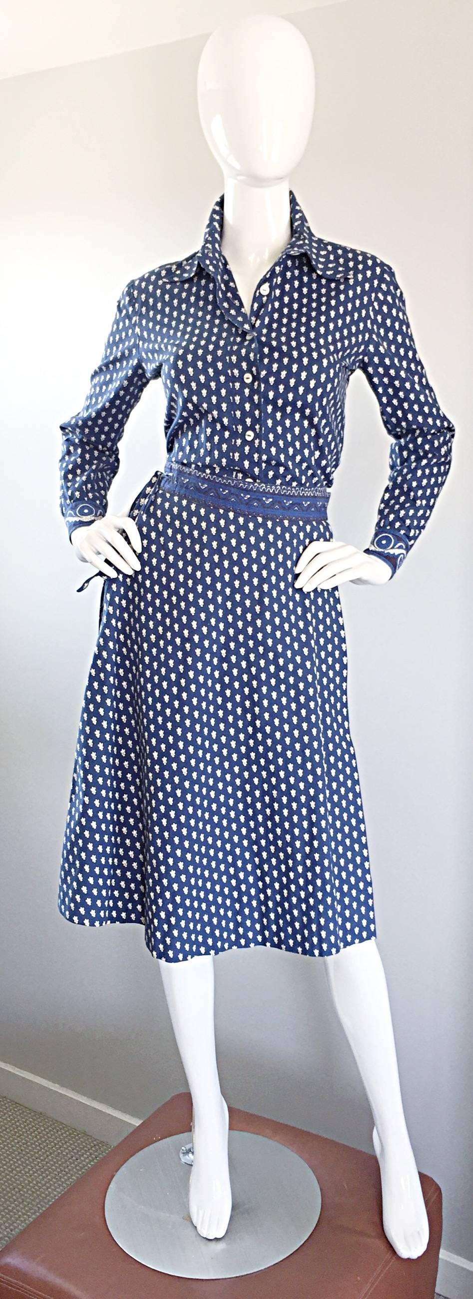 Wonderful 70s LA PROVENCE DE PIERRE DEUX vintage French cotton dress set! Beautiful blue color with a unique print throughout. Contrasting pattern at each sleeve cuf and waistband of the skirt. Tailored fitted blouse, with signature 70s pointed