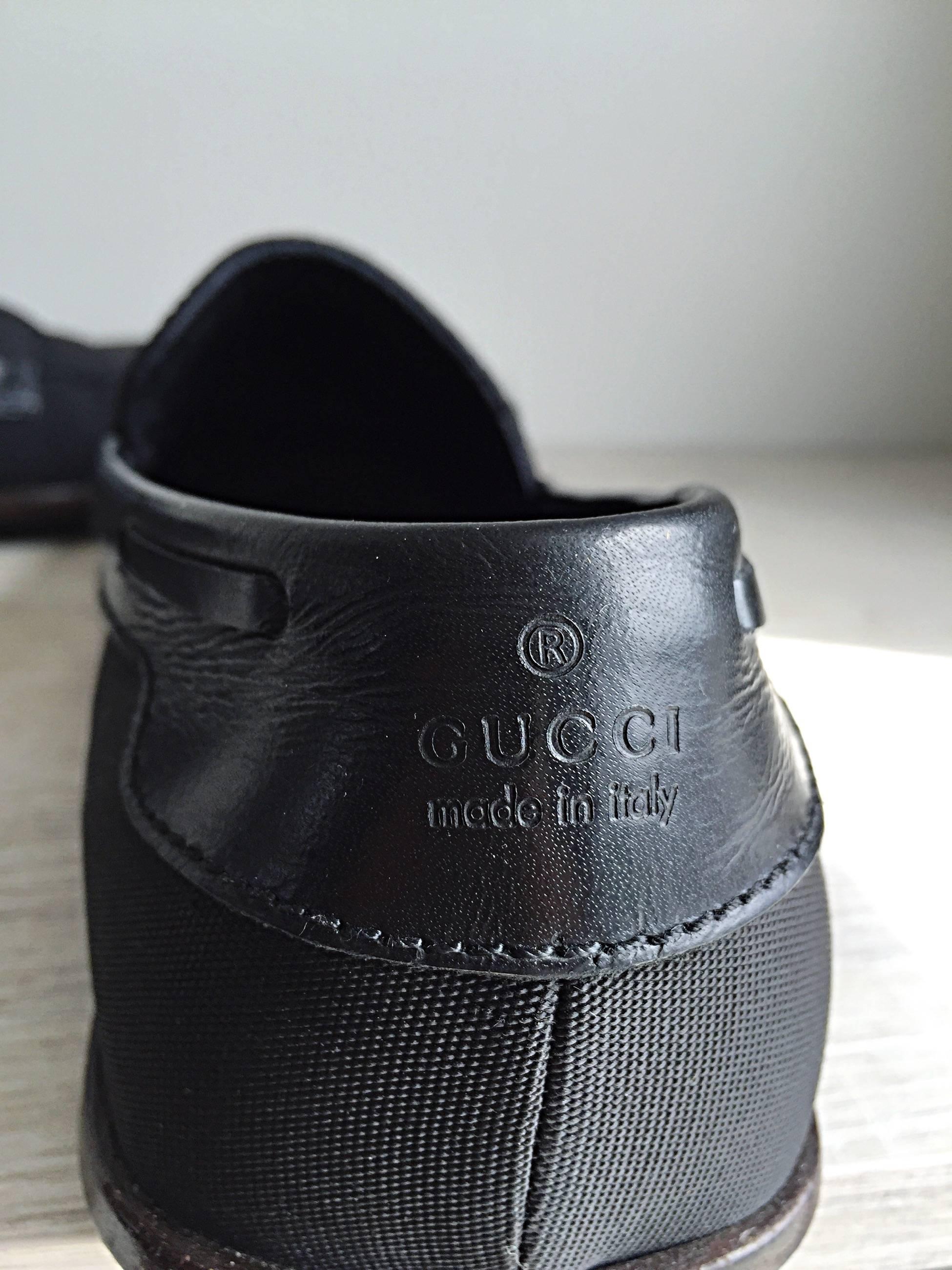 Schwarze Slipper aus Nylon von GUCCI by TOM FORD für Herren. Kann leicht nach oben oder unten gekleidet werden. Aus einer der ersten Kollektionen, die Ford bei Gucci entwarf. Hergestellt in Italien
Markierte Größe US 8 (fällt größengerecht aus)