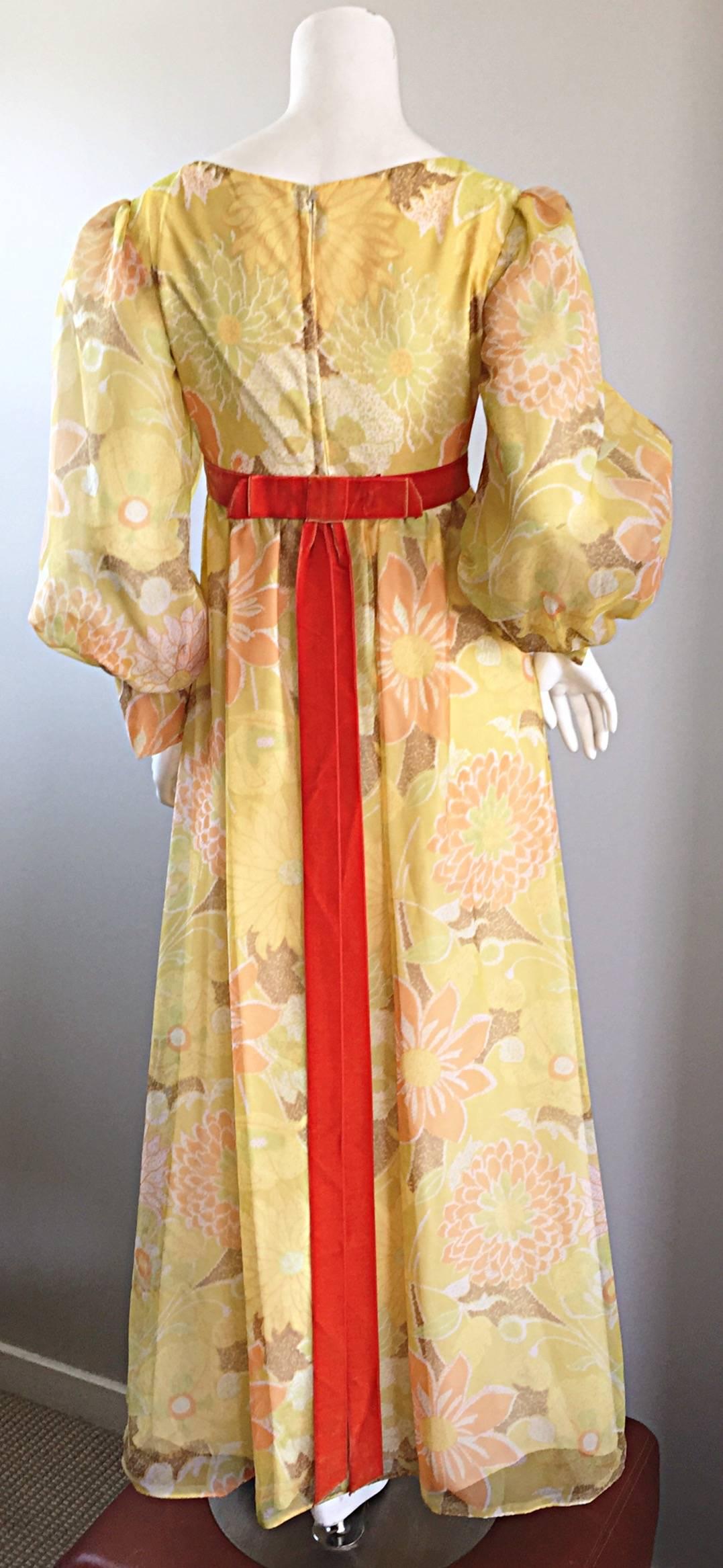 Wunderschönes 70er Jahre EMMA DOMB gelbes langärmeliges Maxikleid aus Chiffon! Gelbe Grundfarbe, mit pastellrosa, grünen, orangefarbenen und weißen Blumen bedruckt. Orangefarbener Samtgürtel, der hinten länger ist. Halbtransparente Chiffon-Ärmel im