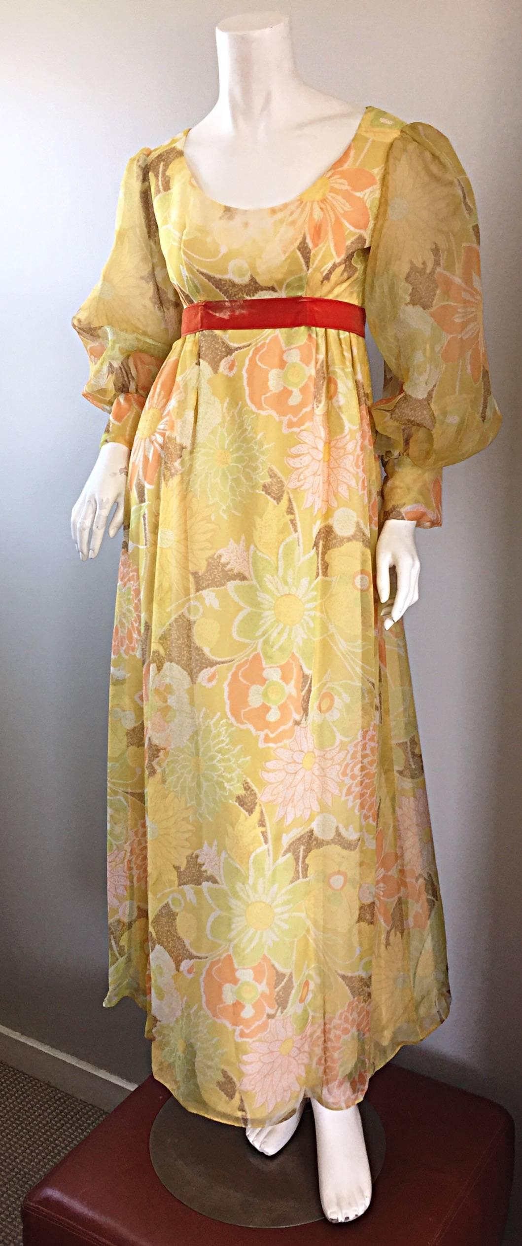 Wunderschönes 1970er Emma Domb Gelb + Orange Blumen Chiffon Langarm Maxikleid  (Beige) im Angebot