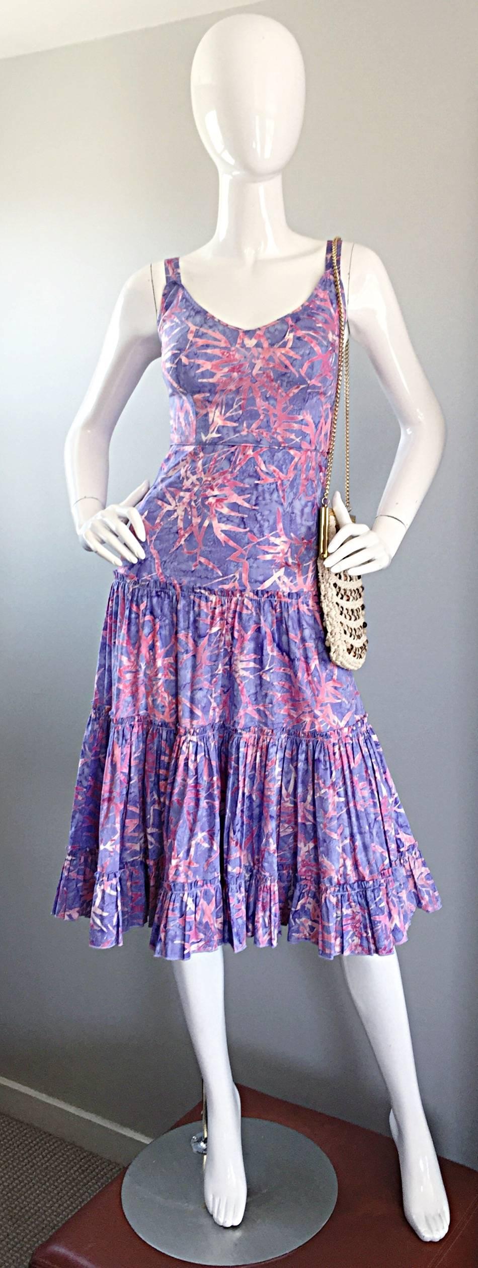 Adorable TRACY FEITH cotton light purple and pink 'Starfish' print abstract tie-dye dress! Features a flattering fitted bodice, with a slight dropped waist. Looks absolutely incredible on! Hidden zipper up the back with hook-and-eyes closure. Fitted