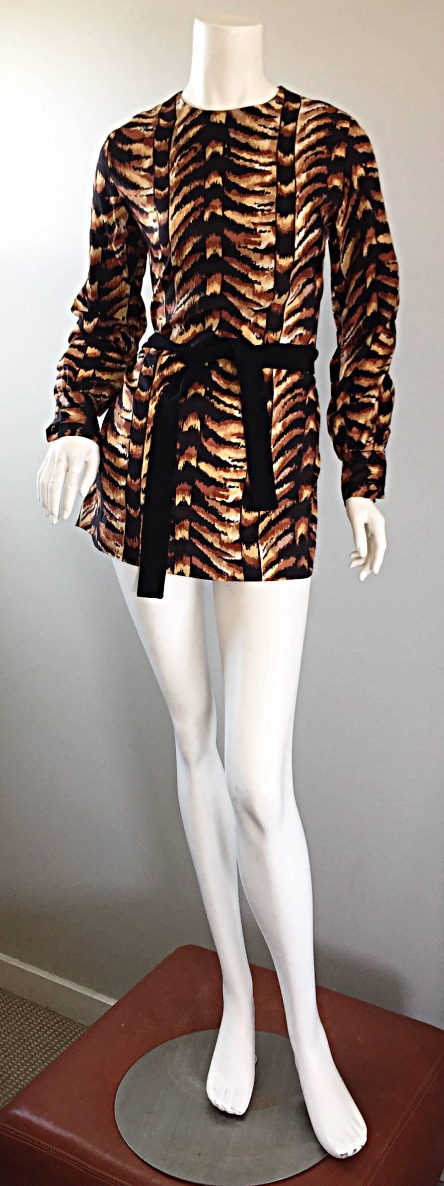 Amazing vintage I. MAGNIN 1960s tiger print silk/cotton tunic top / blouse ! Il présente un impression de tigre dans les tons bruns et noirs. Ceinture détachable, avec des boutons à chaque bord de manche. Les manches peuvent être retroussées pour un