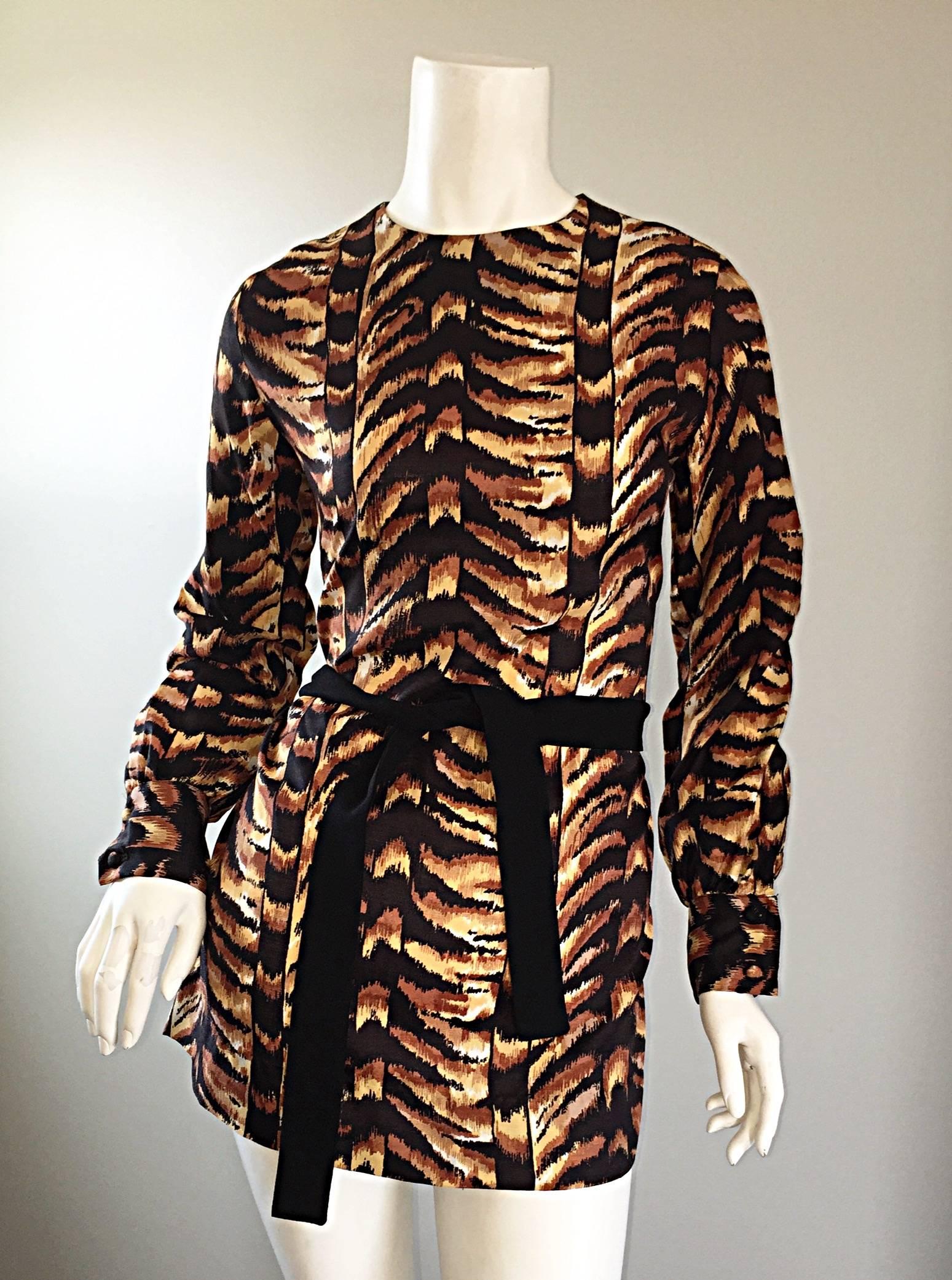 Noir Tunique à ceinture I. Magnin imprimé tigre marron/noir vintage avec imprimé animal (années 1960)  en vente