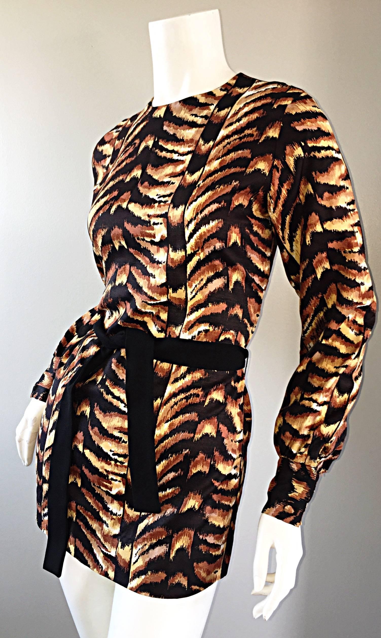 1960er Jahre I. Magnin Tiger Print Braun / Schwarz Vintage 60er Jahre Animal Print Belted Tunika  Damen im Angebot