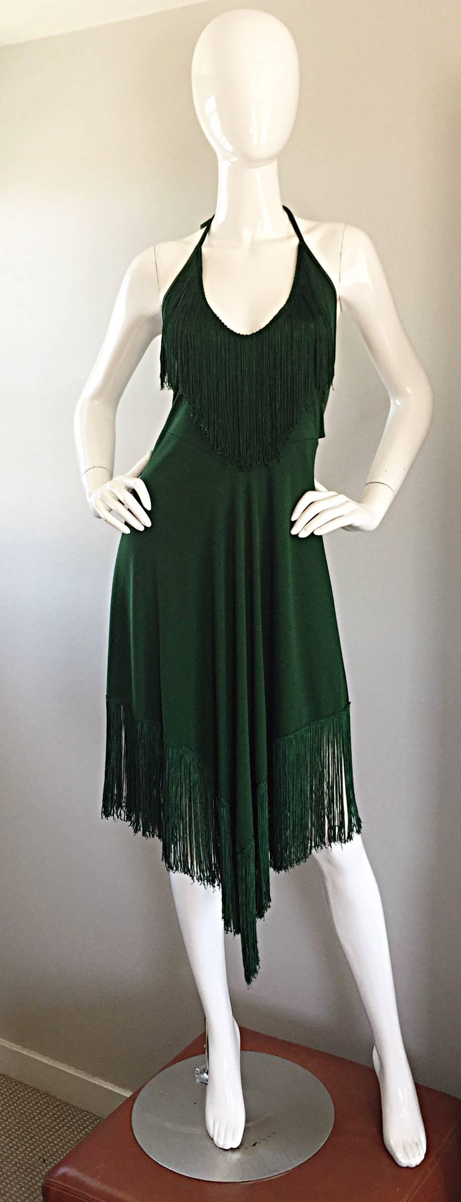 Absolutely smashing 70s DAVID HOWARD deep green halter fringe dress! There are so many incredible details to this gem that I do not even know where to begin! Halter neck with a cut-out (peek-a-boo) back. Fringe detail at bust and at handkerchief