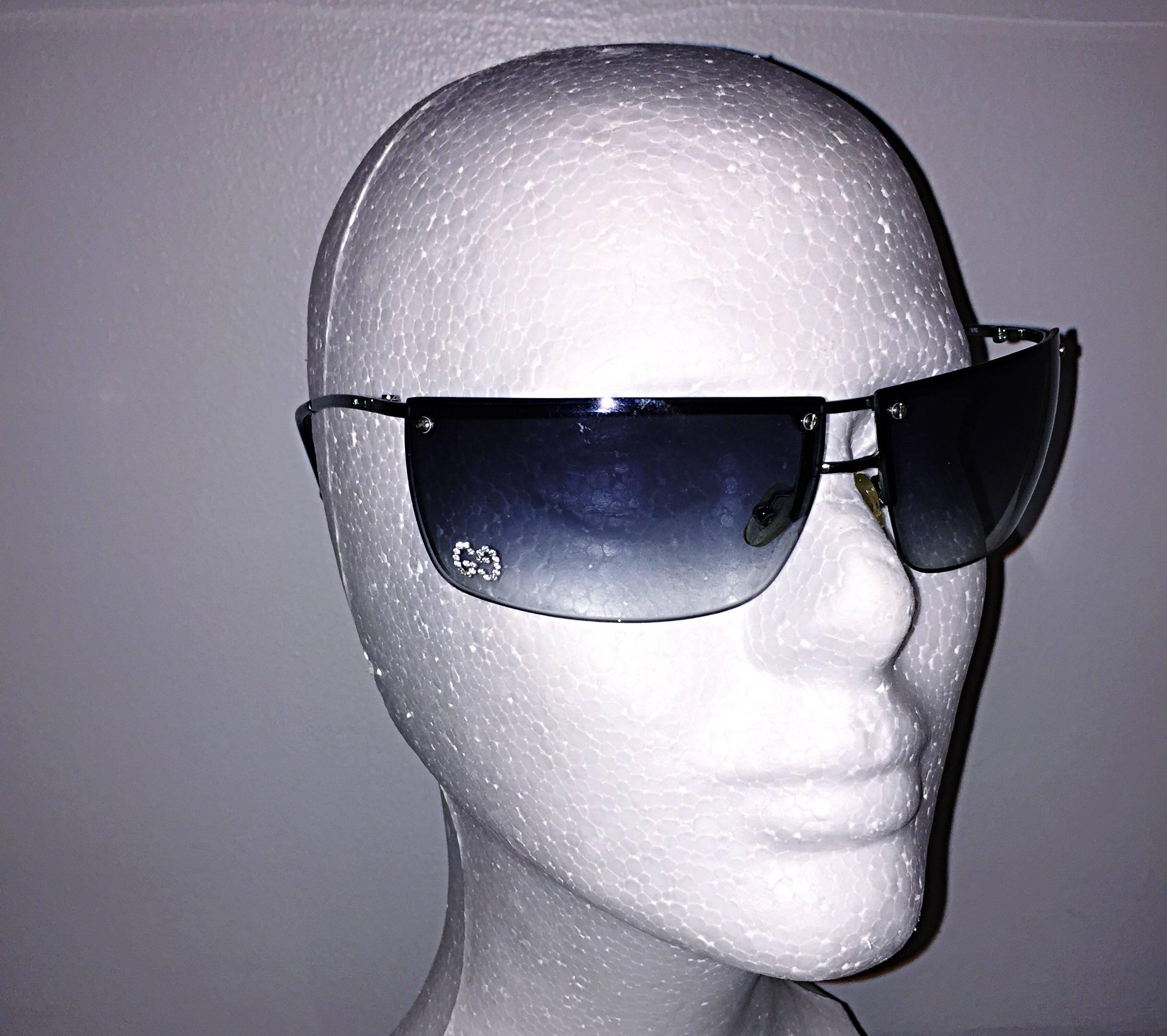 Rare TOM FORD for GUCCI late 1990s / 90s blue/gray rimless wrap around sunglasses! Features signature GG (Gucci logo) in rhinestones at right bottom corner. Looks great on any face shape. Unisex - great for a man or woman. Comfortable fit that stays