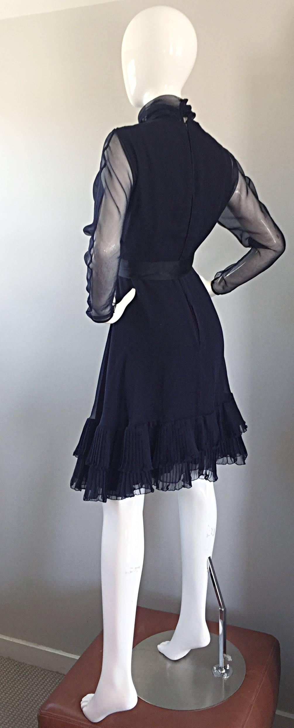 Kiki Hart - Robe à volants avec ceinture et nœud papillon en mousseline de soie bleu marine avec illusion d'illusion, années 1960 Excellent état - En vente à San Diego, CA