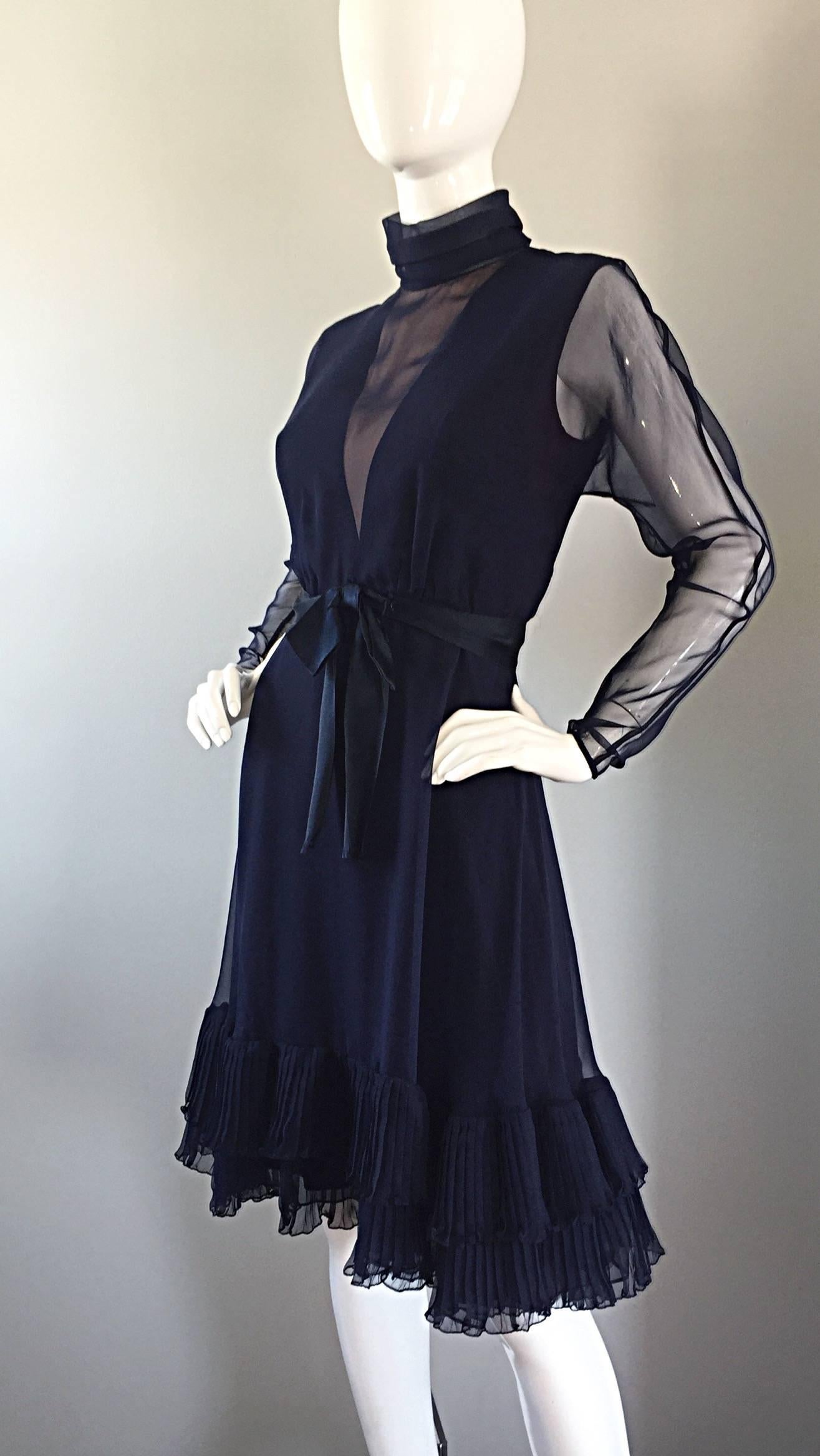 Kiki Hart - Robe à volants avec ceinture et nœud papillon en mousseline de soie bleu marine avec illusion d'illusion, années 1960 Pour femmes en vente