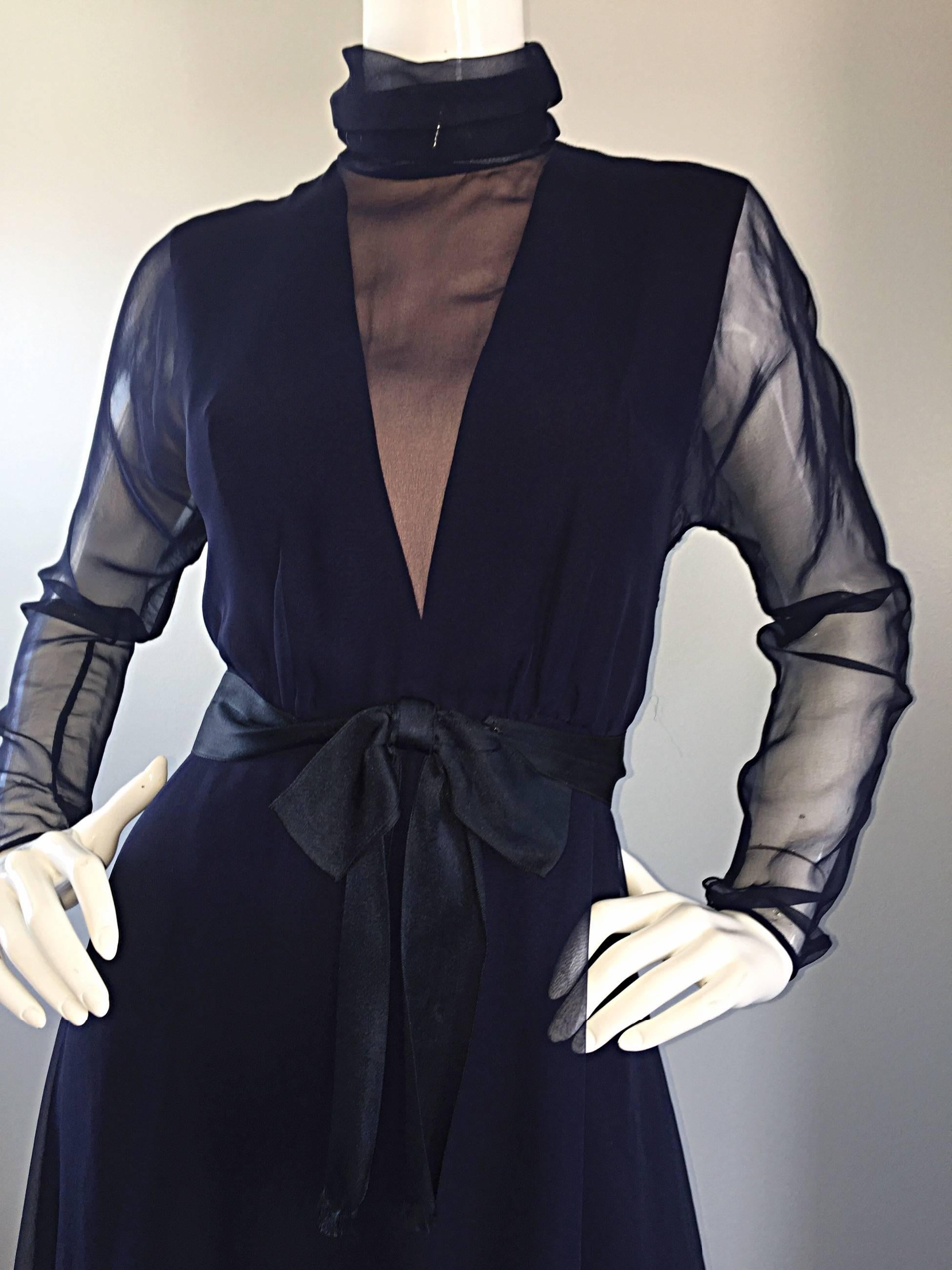 Noir Kiki Hart - Robe à volants avec ceinture et nœud papillon en mousseline de soie bleu marine avec illusion d'illusion, années 1960 en vente