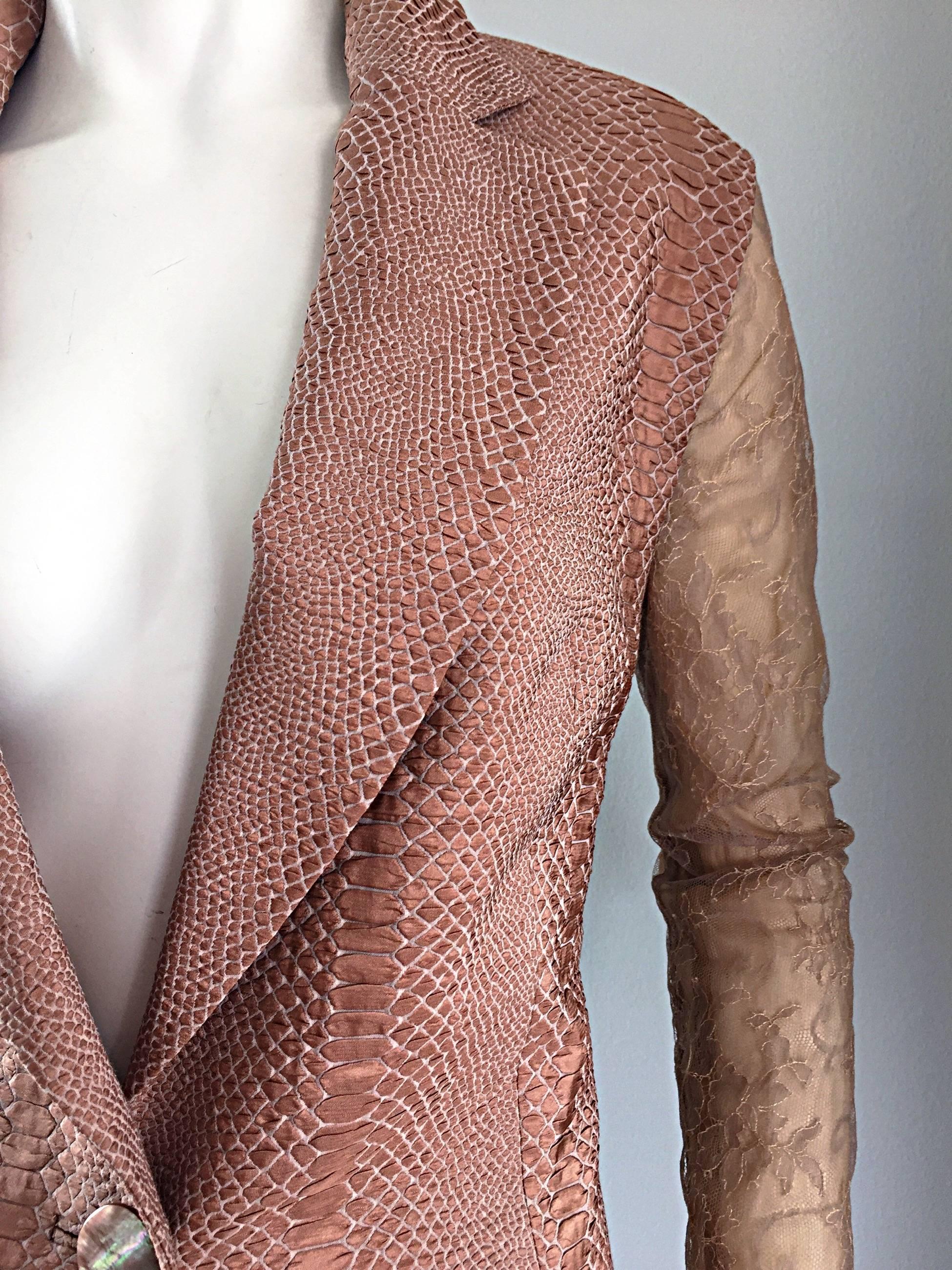 Gianfranco Ferre Vintage Años 90 Rosa + Nude Piel de Serpiente + Encaje Chaqueta Blazer de Seda en venta 1